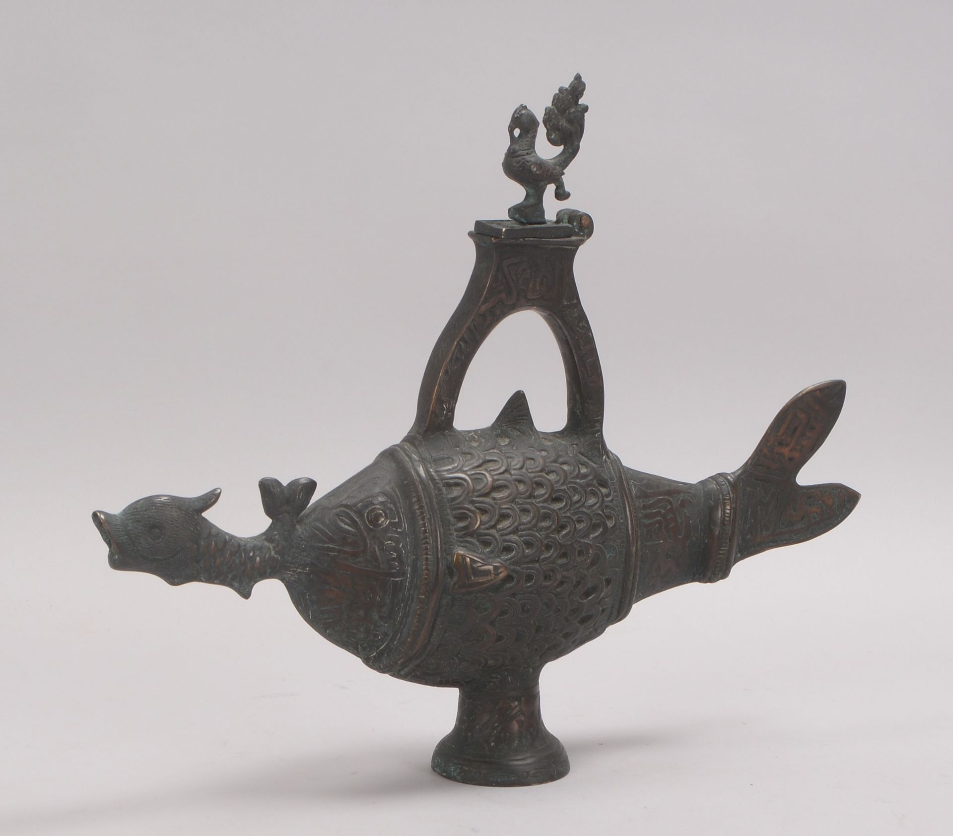 Bronze-Deckelkanne (islamisch), Bronze, fig&uuml;rlicher Korpus (&#039;Fischform&#039;) mit Griff, W - Image 3 of 3