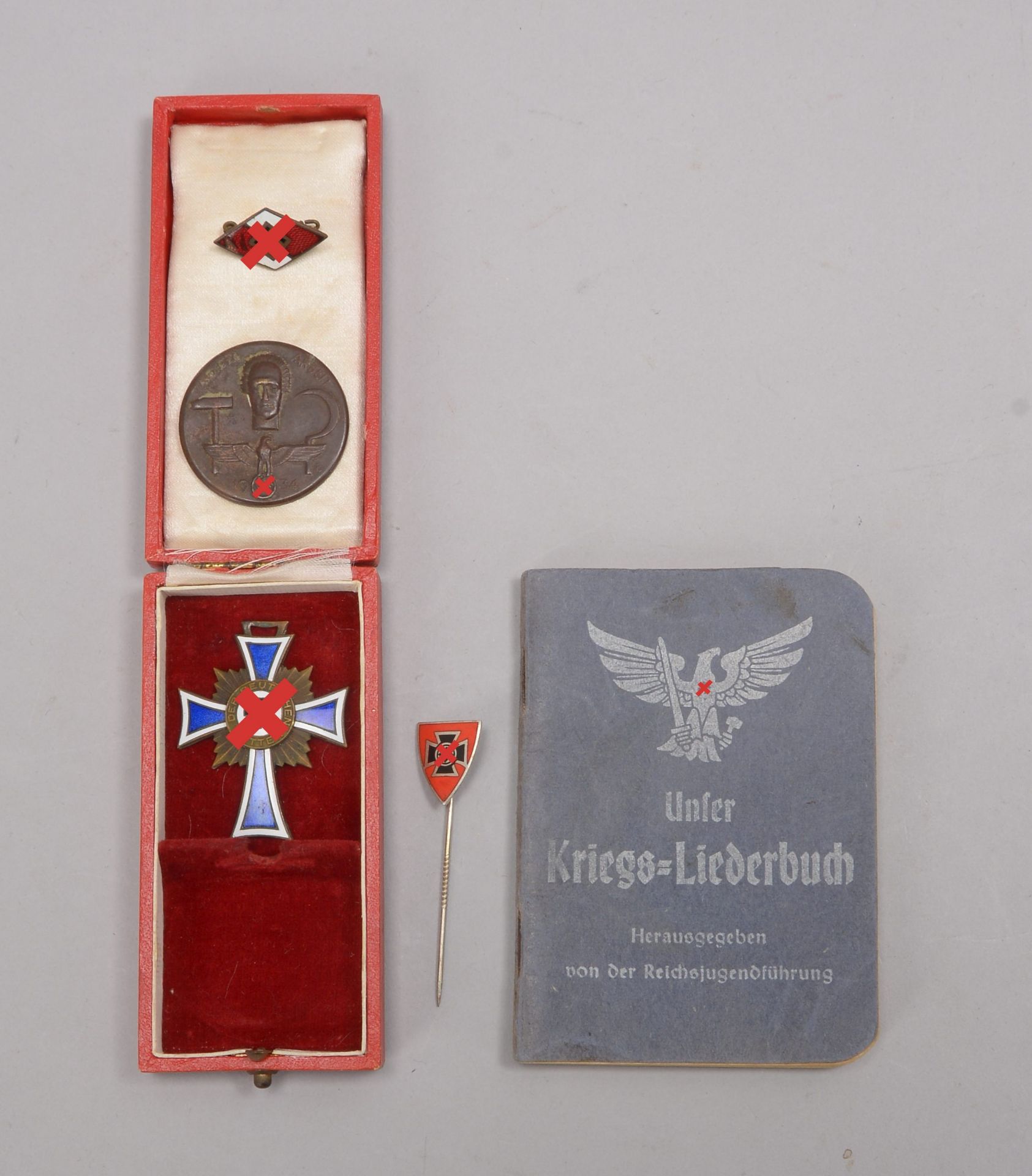 Militaria-Sammlerkonvolut ('III. Reich'), diverse Teile/u.a. Ehrenzeichen: 'Mutterkreuz', 'Parteiabz