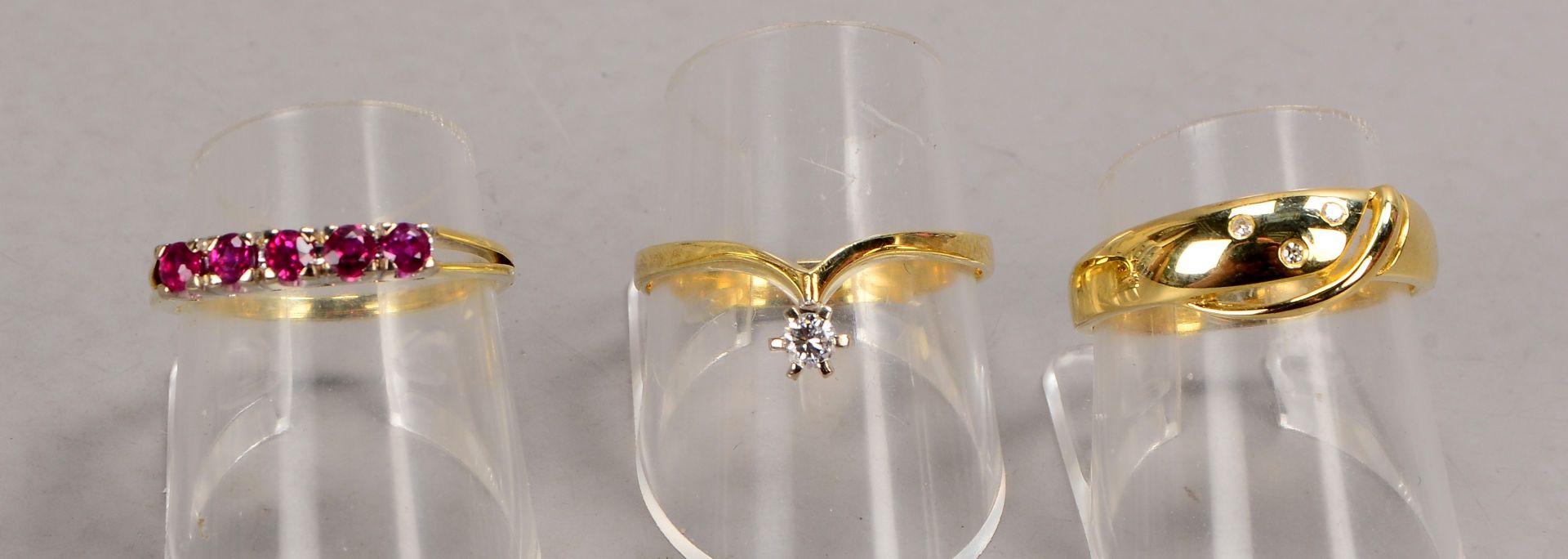 Kleines Ringe-Konvolut, 585 GG (gestempelt), verschiedene Ausführungen, mit Rubinbesatz und Diamante - Bild 2 aus 2