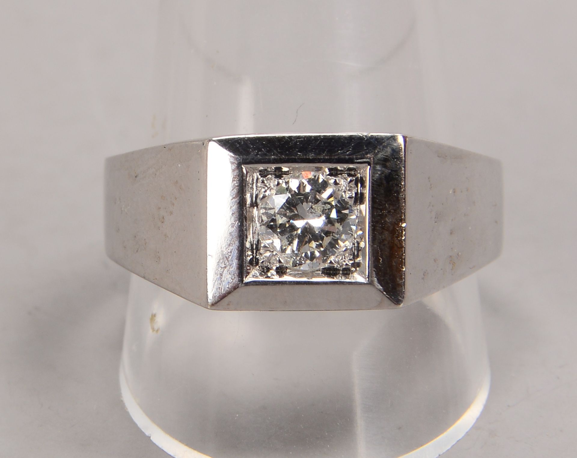 Solitärring, 585 WG (gestempelt), mit einzelnem Brillant von 0,52 ct, Farbe Weiß-P1; RG 65, Gewicht 