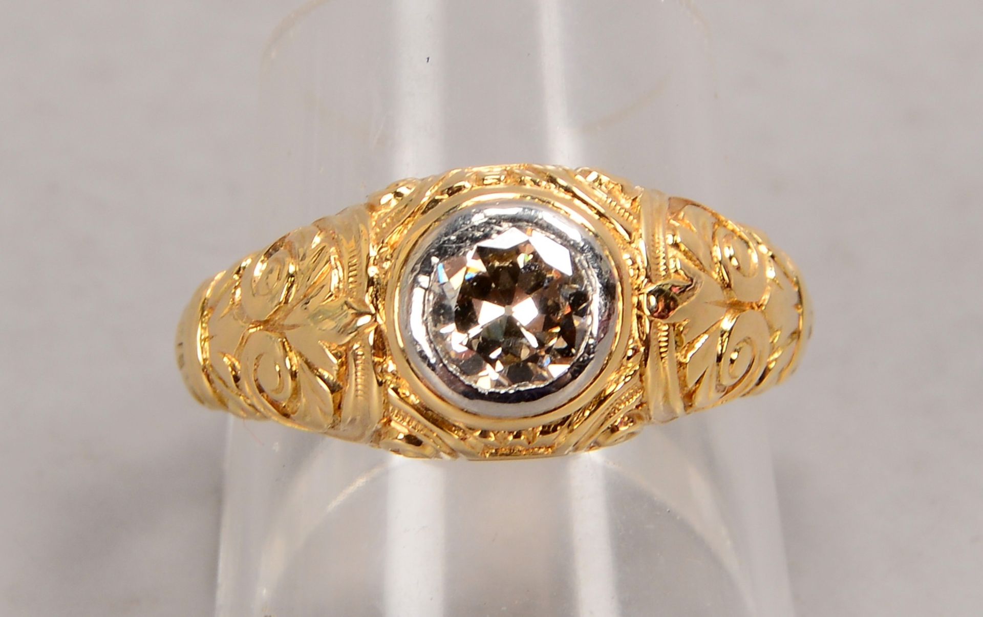 Ring, 585 GG (gestempelt), besetzt mit einzelnem Diamant von ca. 0,60 ct, Stein im Altschliff, Farbe - Image 2 of 2