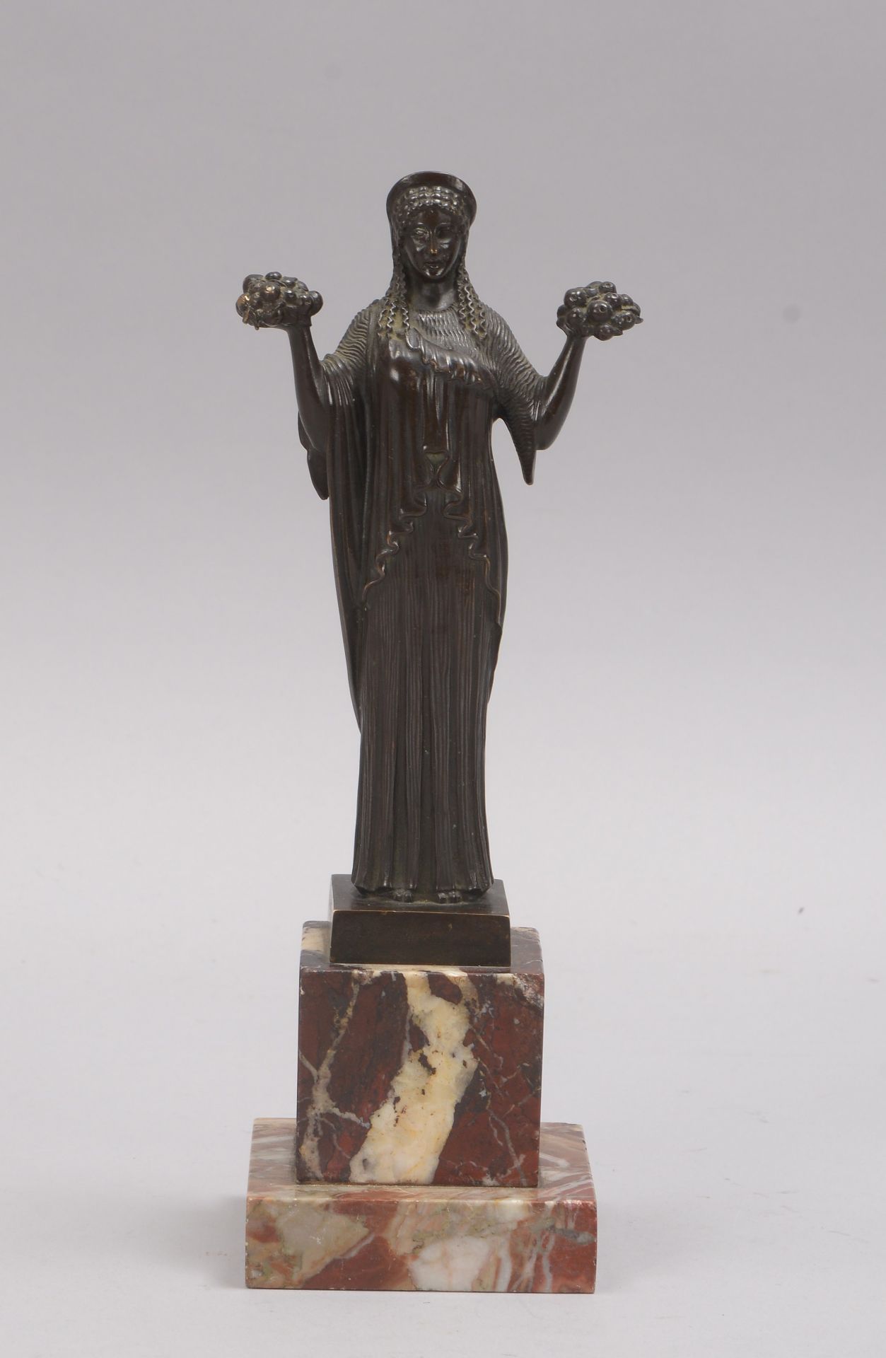 Bronzefigur (um 1900), &#039;Junge Griechin mit Blumenbouquets&#039;, Figur auf Marmorsockel, unsign