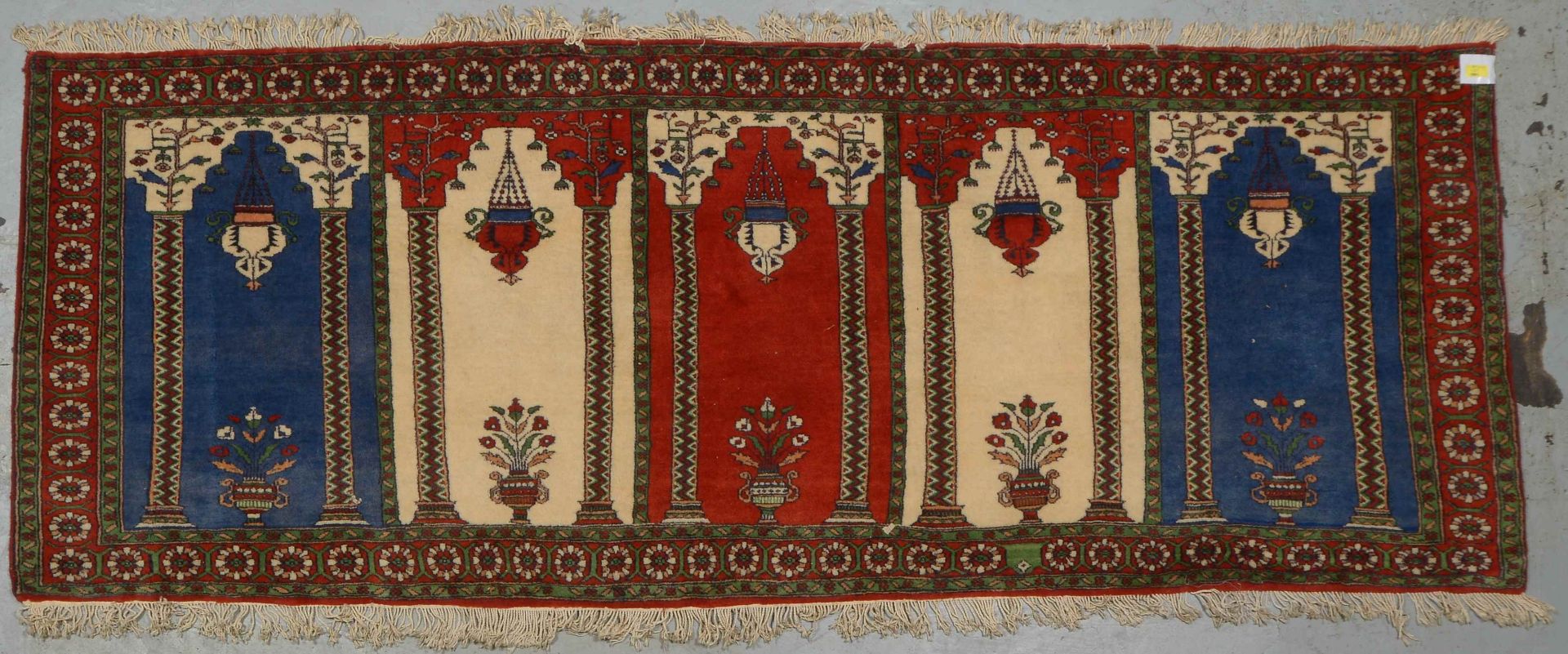 Orientgalerie,  mit Mihrab-Vasenmotiven, Längsseite mit Baumwollfransen, Flor in gutem Zustand; Maße