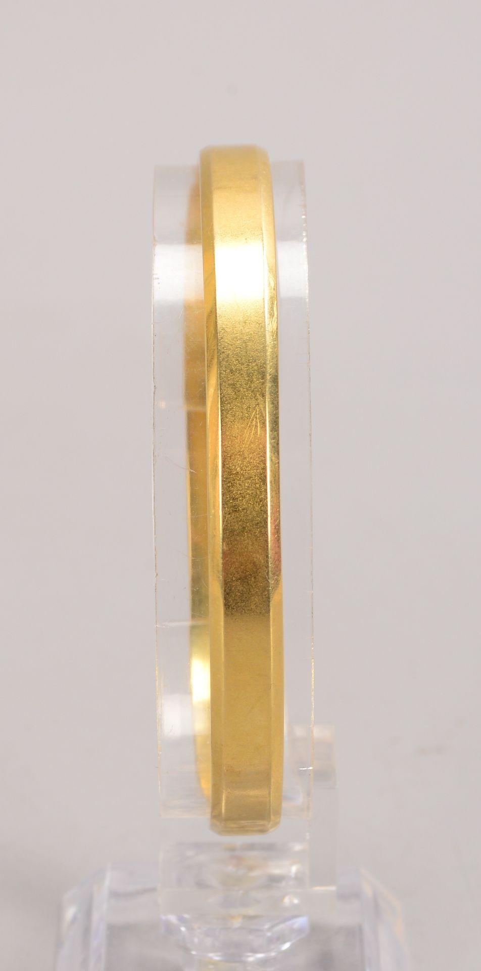 Armreif, 585 GG (gestempelt); Innenma&szlig;e 5,5 x 6,5 cm, Gewicht 28 g