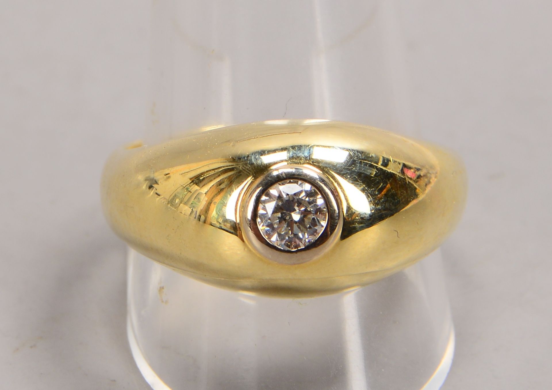 Solitärring, 585 GG (gestempelt), mit einzelnem Brillant von ca. 0,25 ct, Farbe Weiß-Vsi; RG 65/66, 