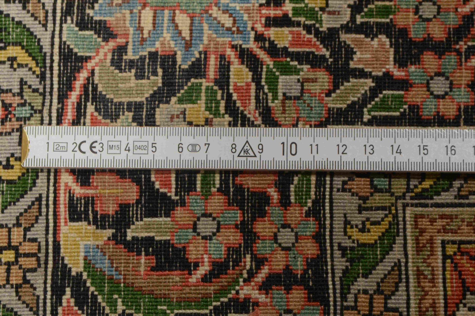Kaschmir-Orientteppich, Seide, feste Knüpfung, ringsum komplett, Flor in guter Erhaltung; Maße 188 x - Bild 2 aus 2