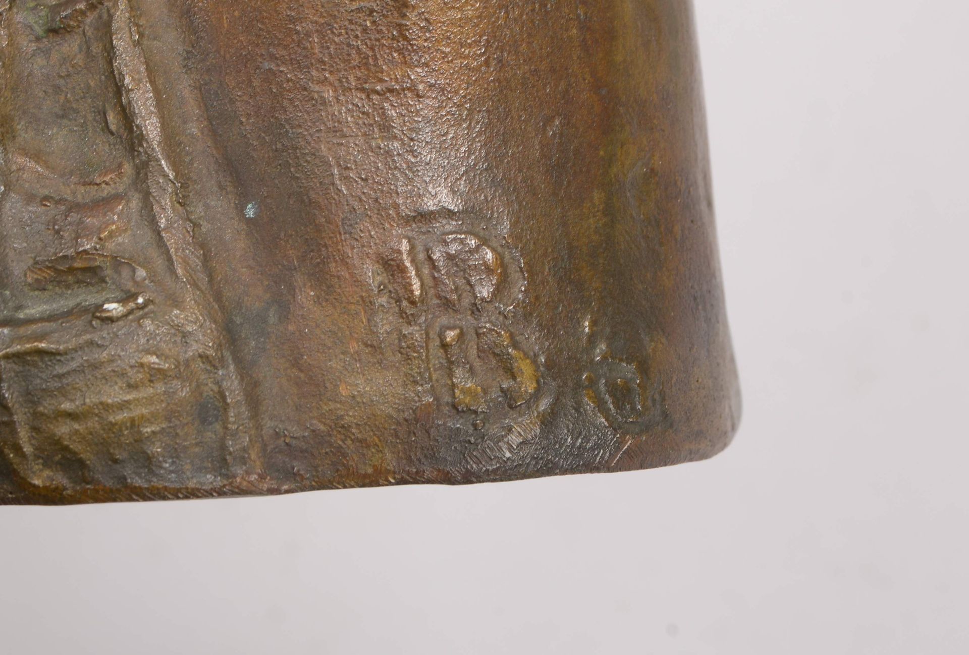 Bronzeskulpur, Heiliger Petrus mit Schluessel, Hohlguss, verso monogrammiert H.B. (?); Hoehe 34,5 cm - Bild 3 aus 3