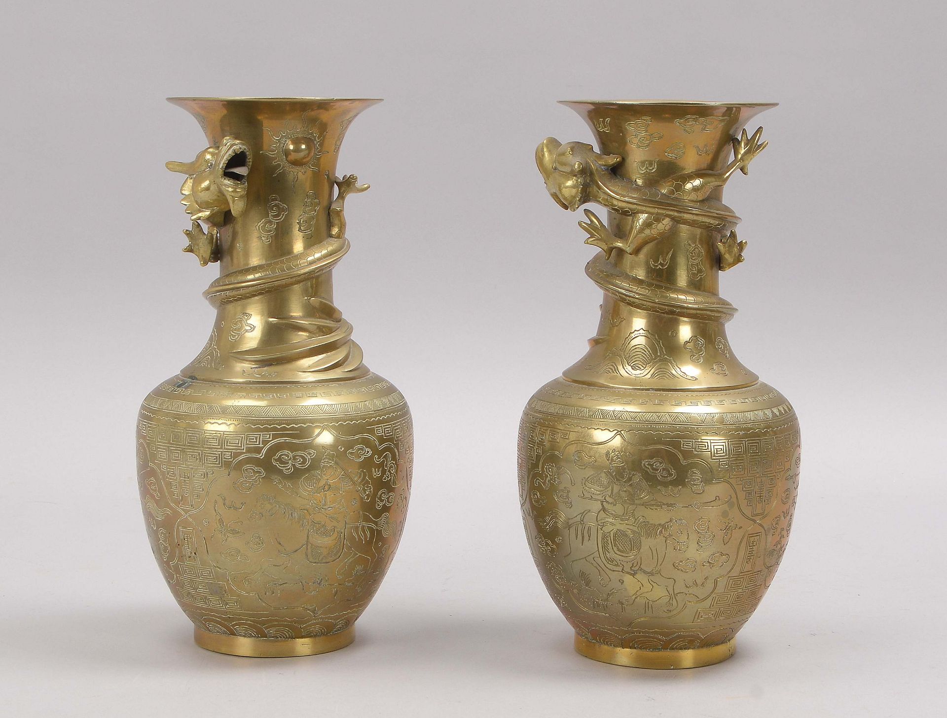 Paar Bronzevasen (China), ovoider Korpus, Vasenhals umlaufend mit halbplastischen Applikationen (&#0 - Image 2 of 2