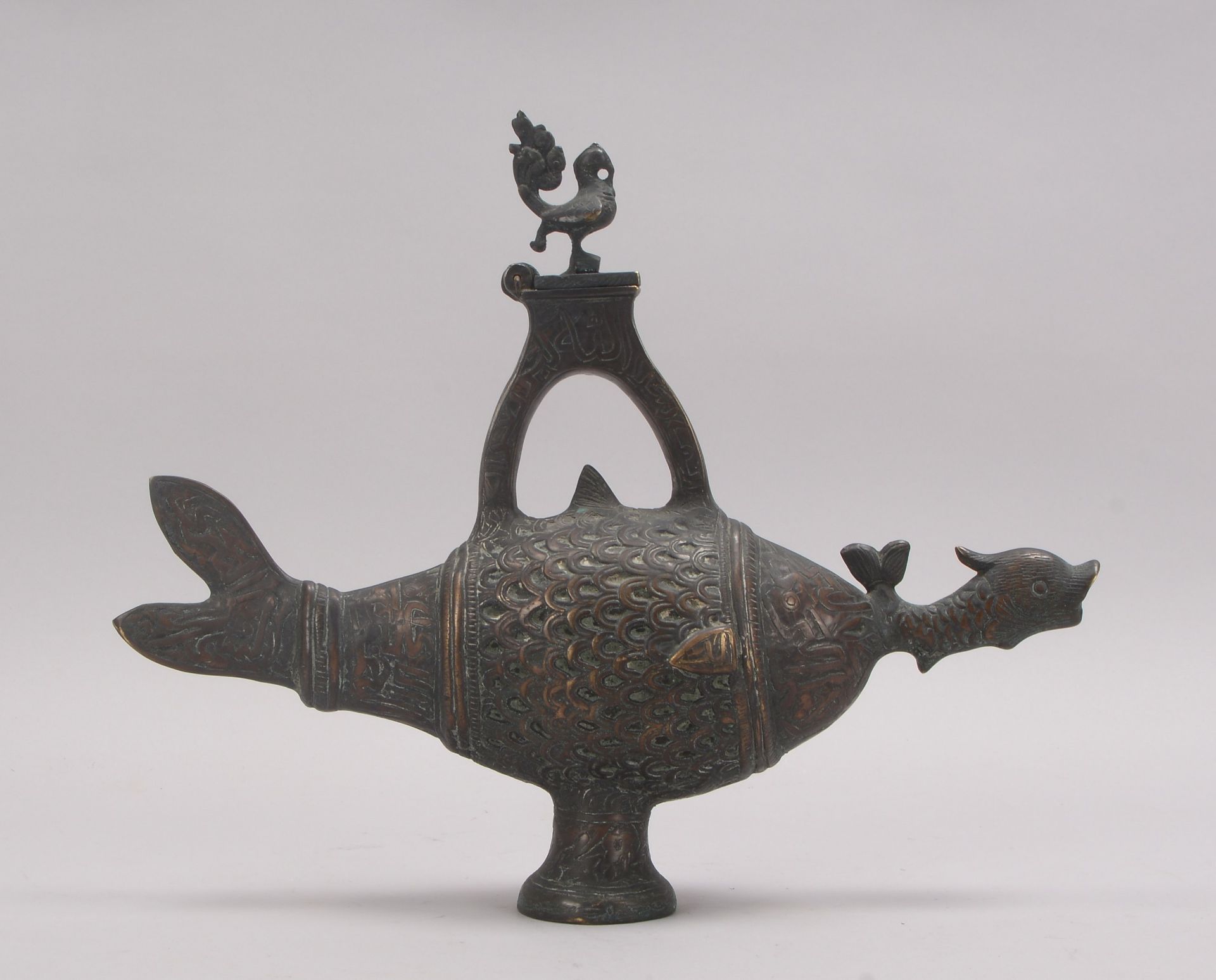 Bronze-Deckelkanne (islamisch), Bronze, fig&uuml;rlicher Korpus (&#039;Fischform&#039;) mit Griff, W