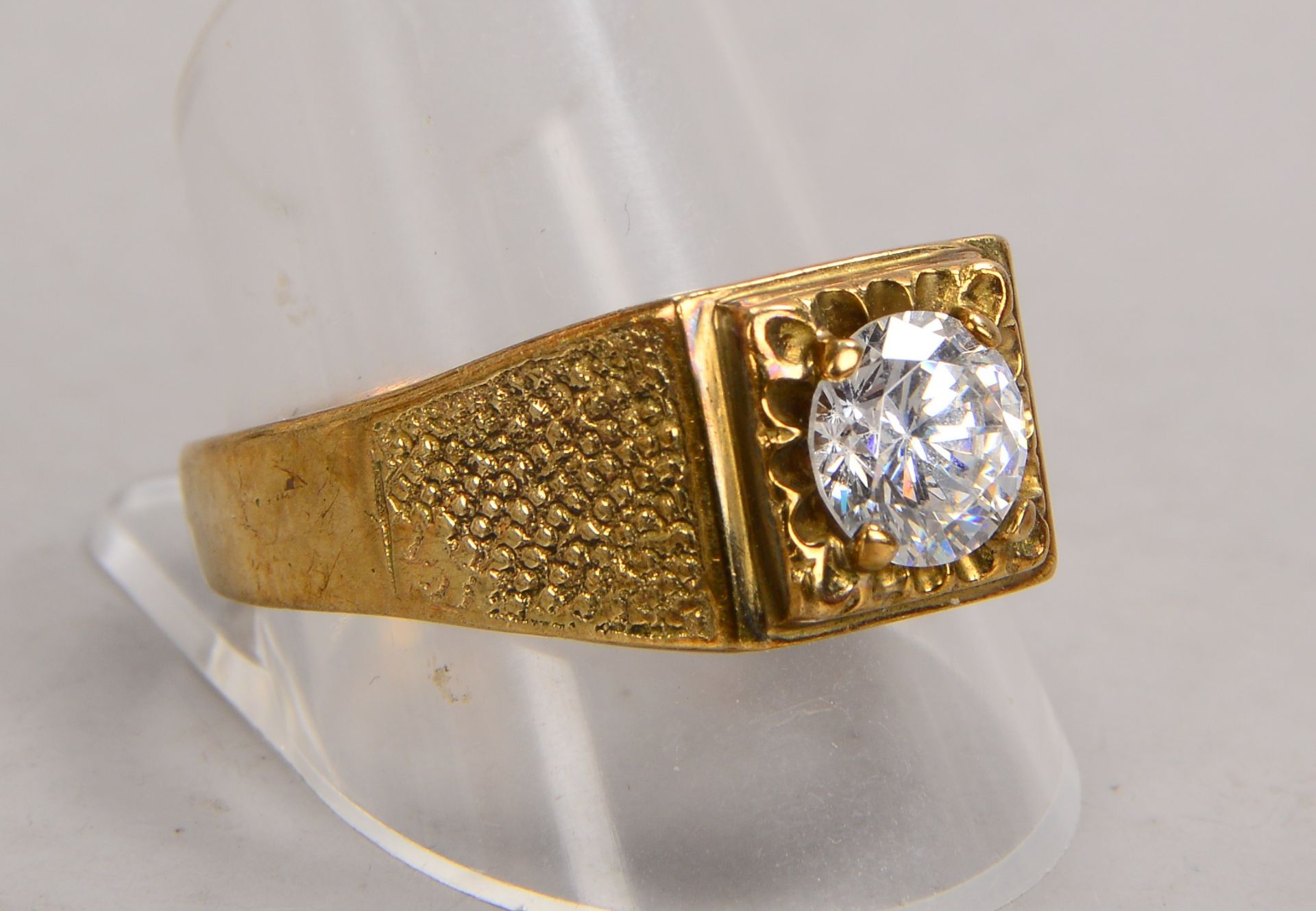 Ring, 333 GG (gestempelt), besetzt mit einzelnem Zirkon(?) von ca. 1,0 ct; RG 68, Gewicht 4,60 g