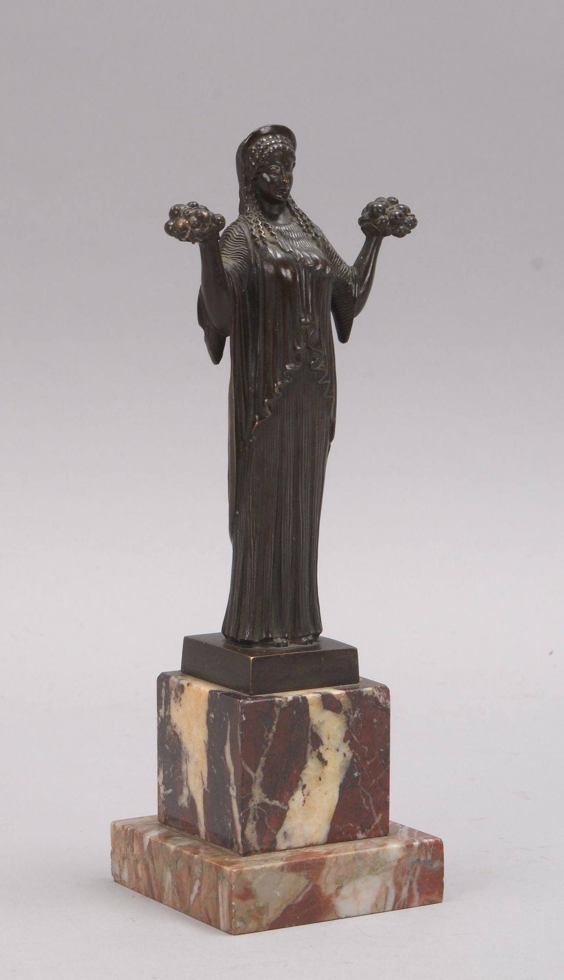 Bronzefigur (um 1900), &#039;Junge Griechin mit Blumenbouquets&#039;, Figur auf Marmorsockel, unsign - Image 2 of 2