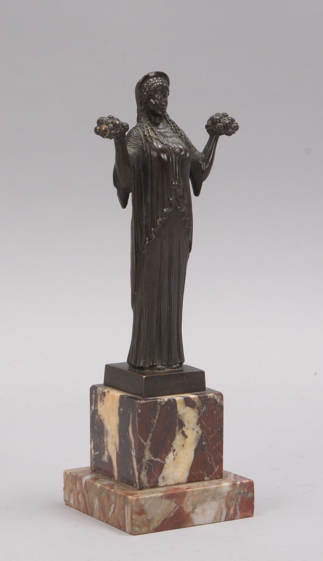 Bronzefigur (um 1900), 'Junge Griechin mit Blumenbouquets', Figur auf Marmorsockel, unsigneirt; Höhe - Bild 2 aus 2