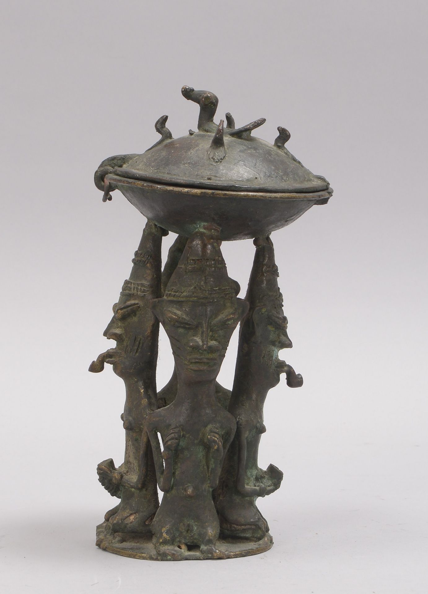 Fig&uuml;rliche Deckelschale (Mali/Benin), Bronze, Schale von 4x Bronzek&ouml;pfen getragen (je 2x m