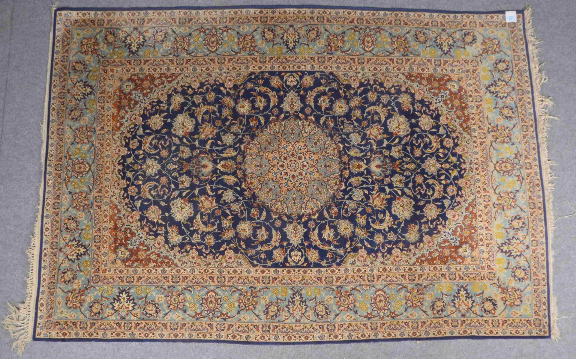 Isfahan, Korkwolle auf Seide, sehr feine Knüpfung, ca. 800.000 Knoten/qm, mit Abrasch, Flor in gutem