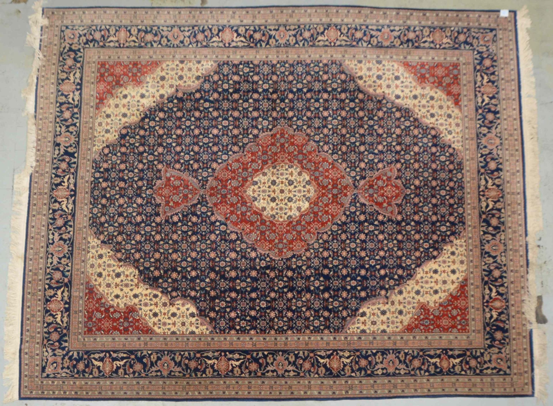 Täbriz (China), sehr feine Knüpfung, Flor in gutem Zustand; Maße 310 x 250 cm (einzelne Schmalseite 