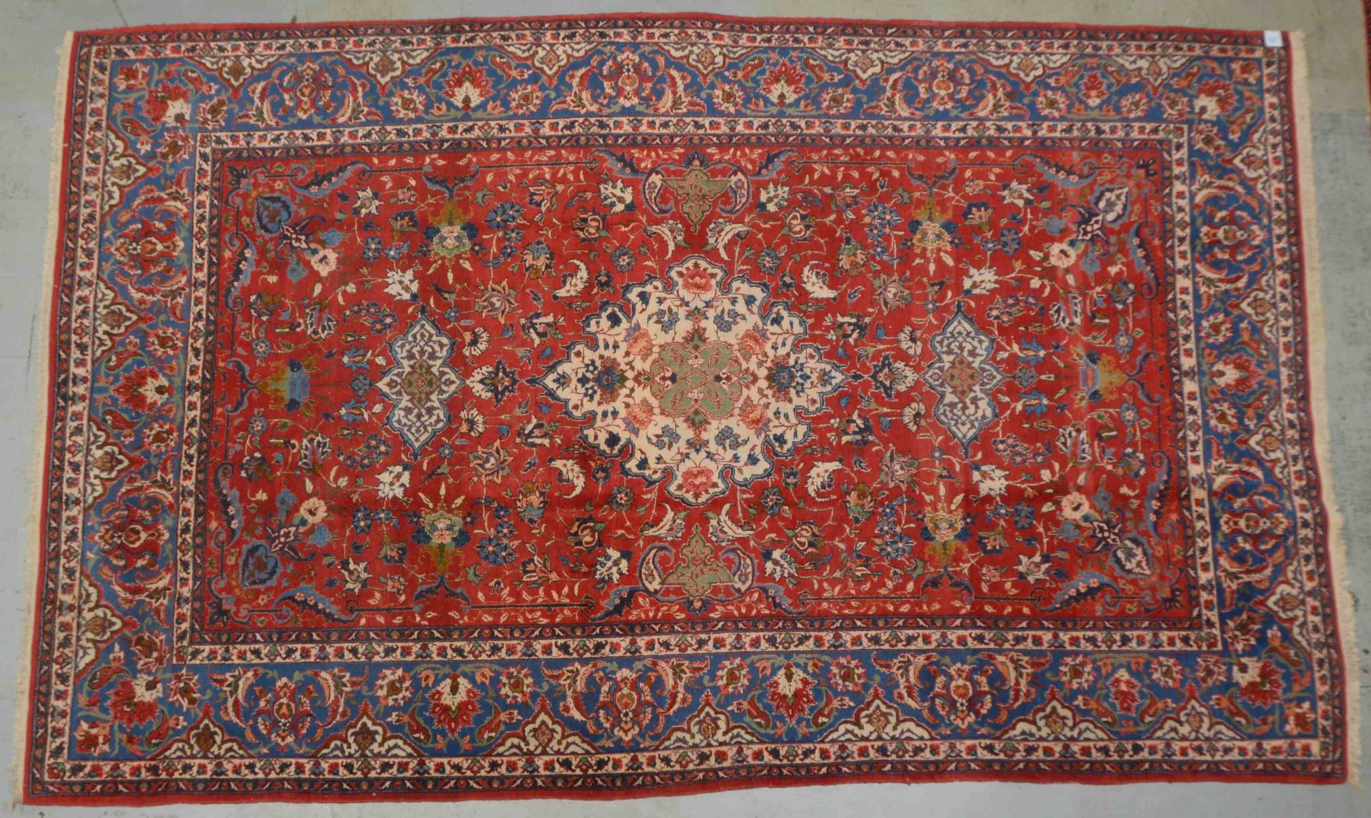 Sarough, feine feste Knüpfung, komplett, Flor in gutem Zustand; Maße 380 x 240 cm