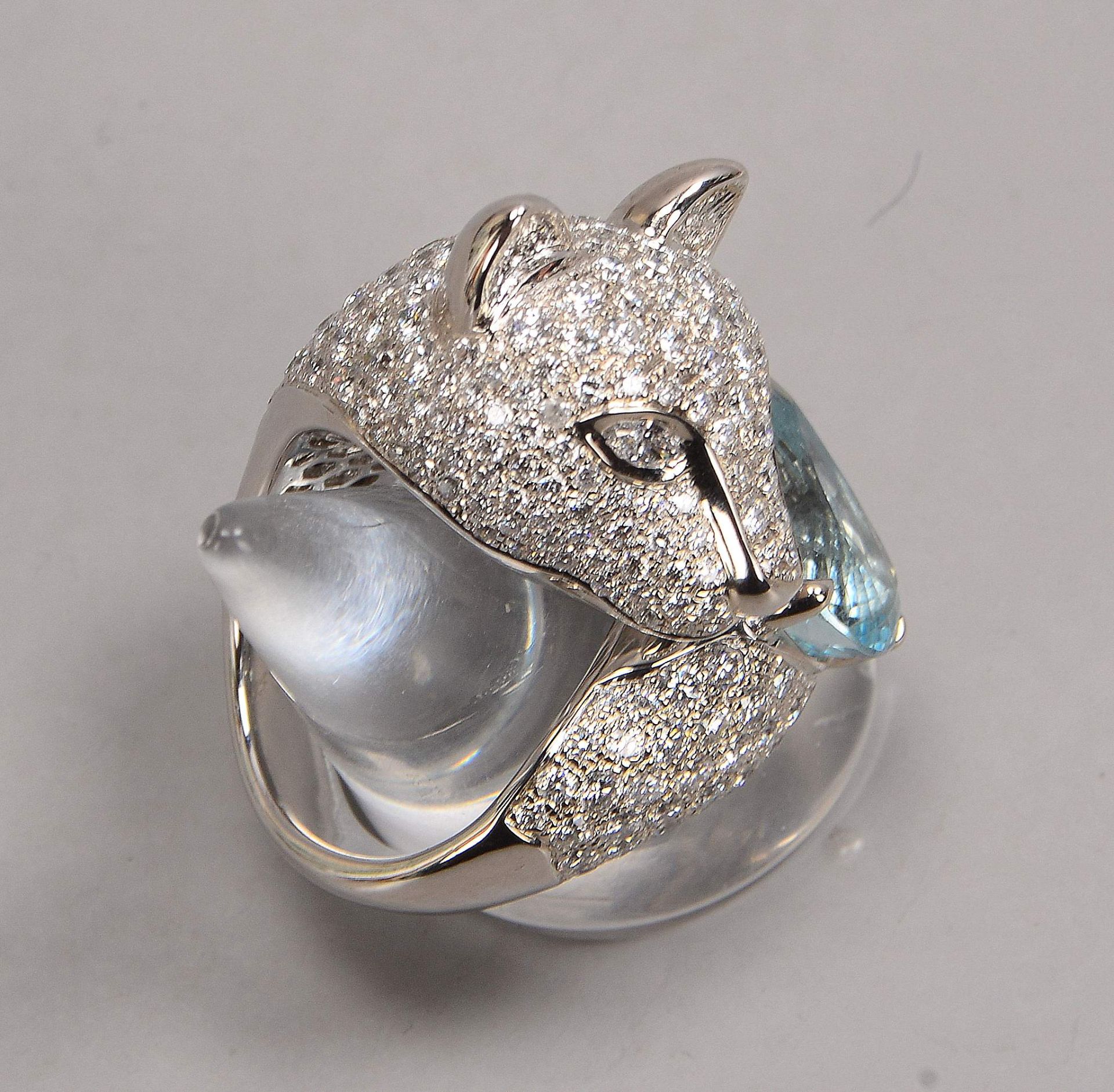 Ring, 750 WG (gestempelt), mit figürlichem Ringkopf, 'Pantherkopf', mit vielfachem Diamantbesatz/zus - Bild 3 aus 4