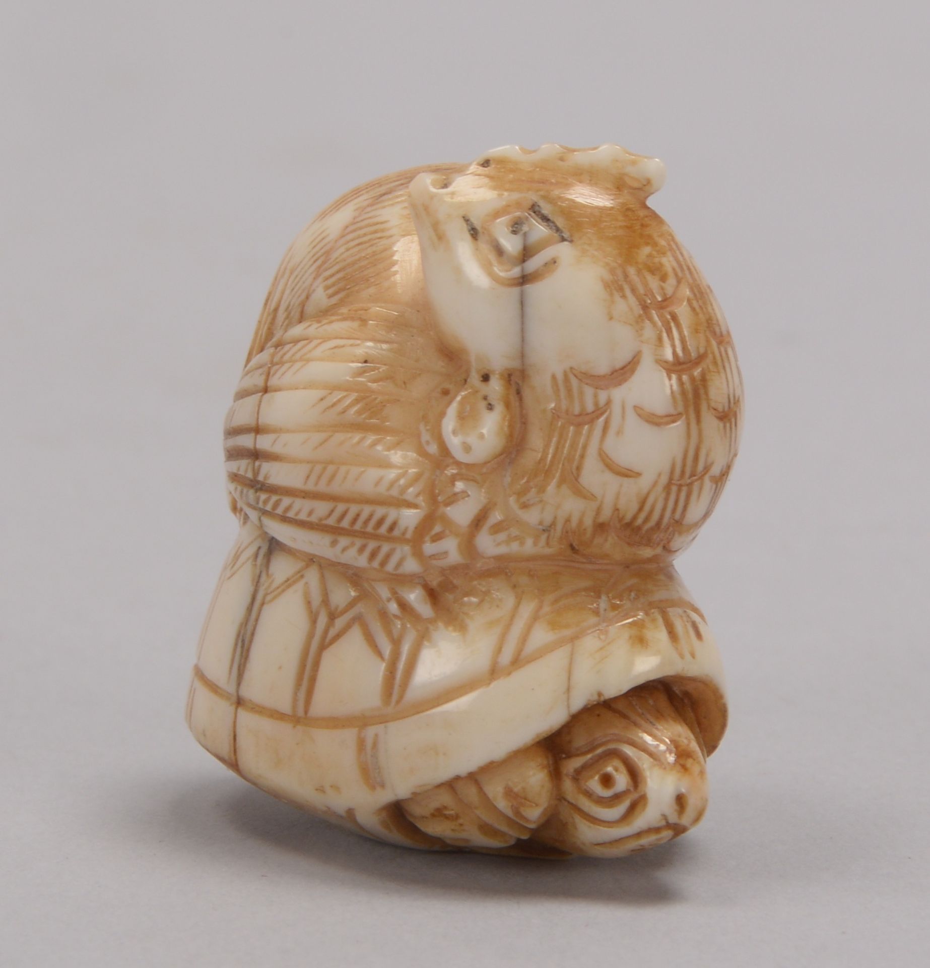 Netsuke (Japan), &#039;Henne auf Schildkr&ouml;te&#039;, Figur am Boden mit 2x kleinen Bohrungen; H& - Image 2 of 2