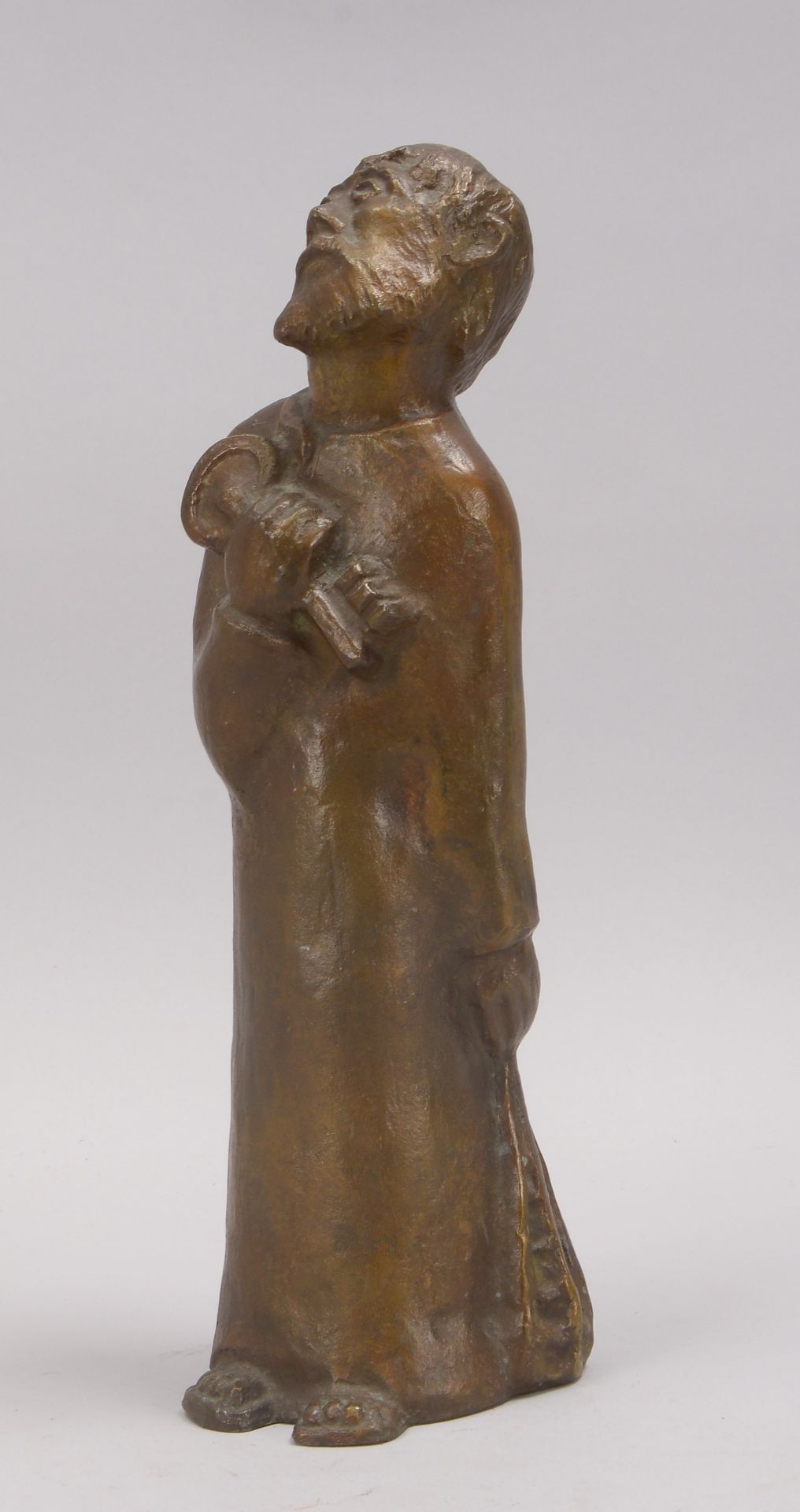 Bronzeskulpur, Heiliger Petrus mit Schluessel, Hohlguss, verso monogrammiert H.B. (?); Hoehe 34,5 cm - Bild 2 aus 3
