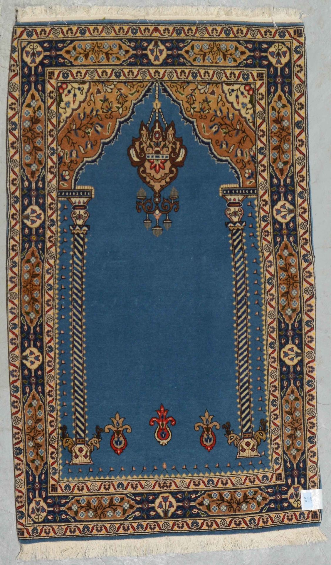 Ghom, mittelfeine Knüpfung, Mihrab-Motiv auf wasserblauem Mittelfeld; Maße 130 x 80 cm