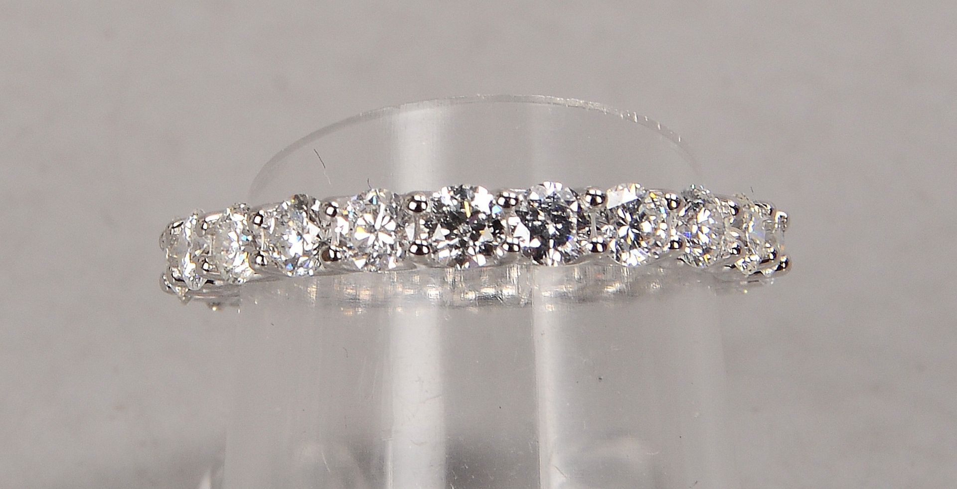 Ring, 750 WG (gestempelt), mit 38-fachem Brillantbesatz/zusammen ca. 1,79 ct, fein - Image 2 of 2