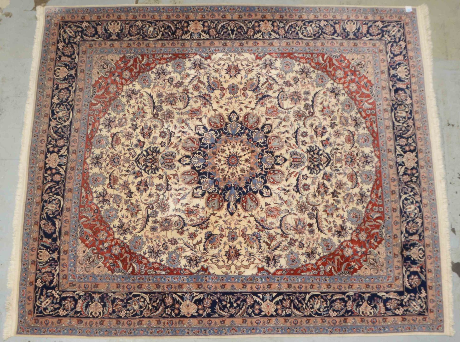 Isfahan (China), sehr feine Kn&uuml;pfung, Flor in gutem Zustand; Ma&szlig;e 310 x 260 cm