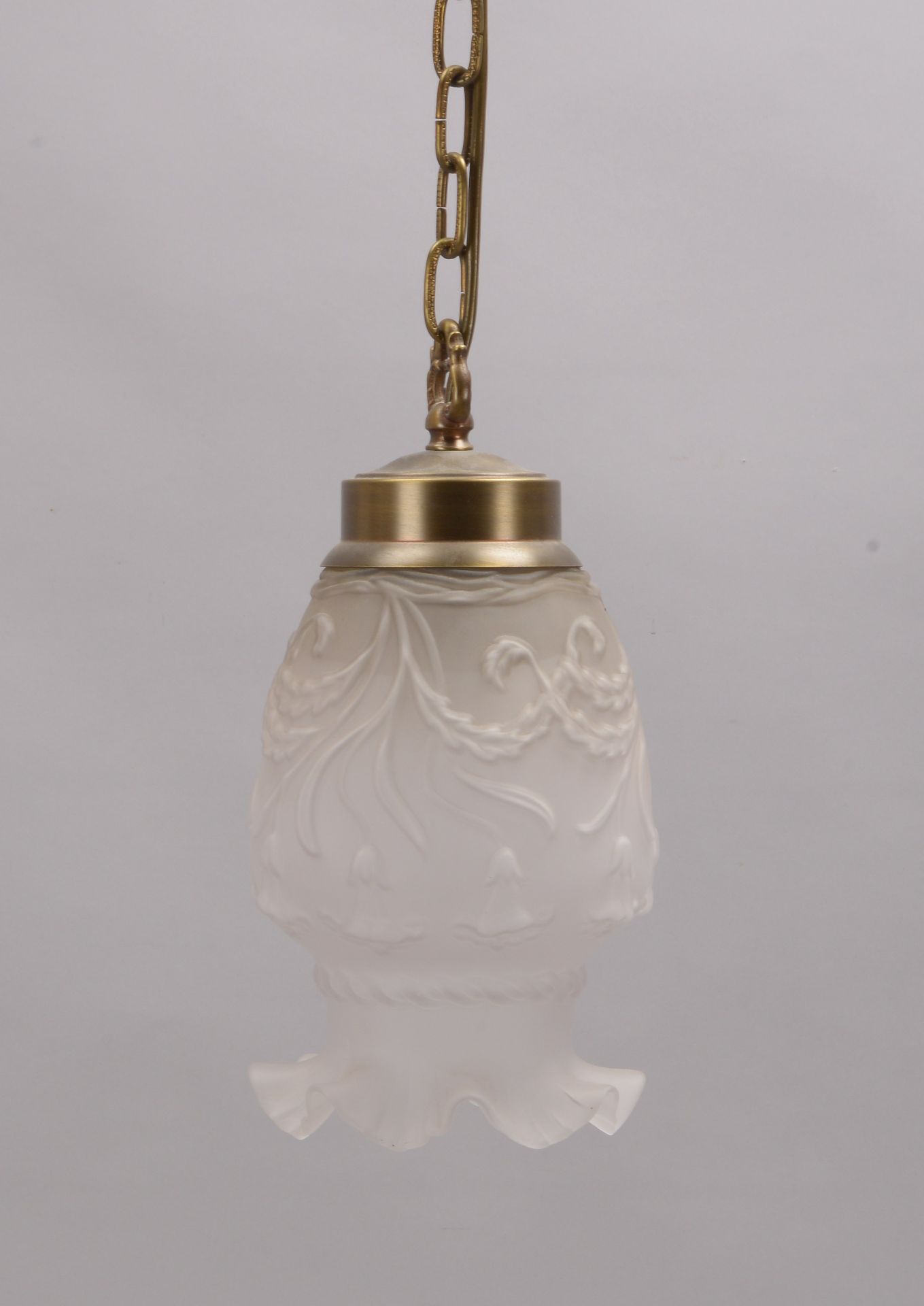 Deckenlampe, 1-flammig, Schirm mattiertes Glas mit floralem Reliefdekor, Glas mit Wellenrand, Lampe - Image 2 of 2