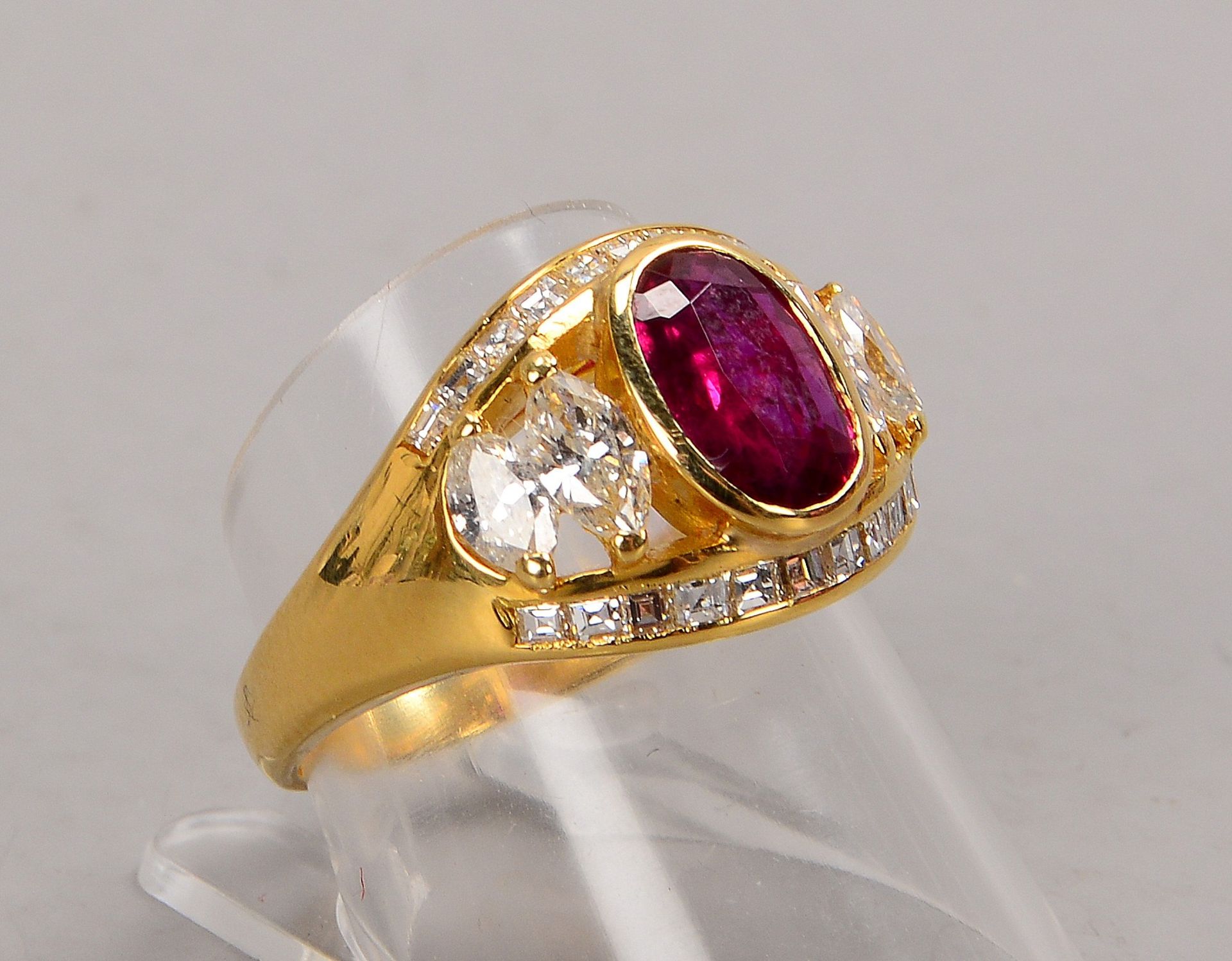 Ring, 750 GG (gepr&uuml;ft), mit einzelnem nat&uuml;rlichem Rubin von 1,89 ct, Stein im Ovalschliff, - Image 2 of 3