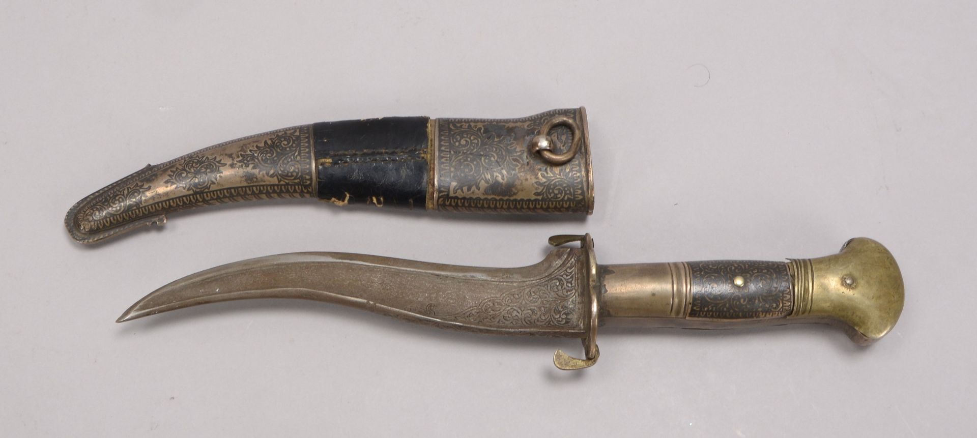 Krummdolch (Jemen -?), Scheide mit Silberauflage und Nielloarbeit; Länge Klinge 15,7 cm, Gesamtlänge