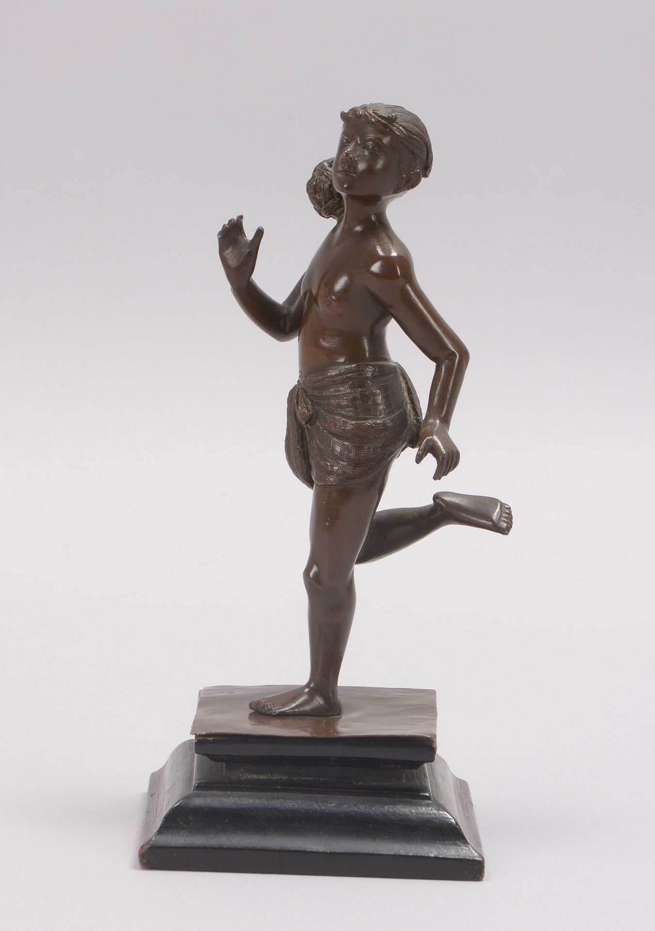 Bronzeskulptur, 'Balljunge', unsigniert, Figur auf Holzsockel; Höhe 19 cm - Bild 2 aus 2
