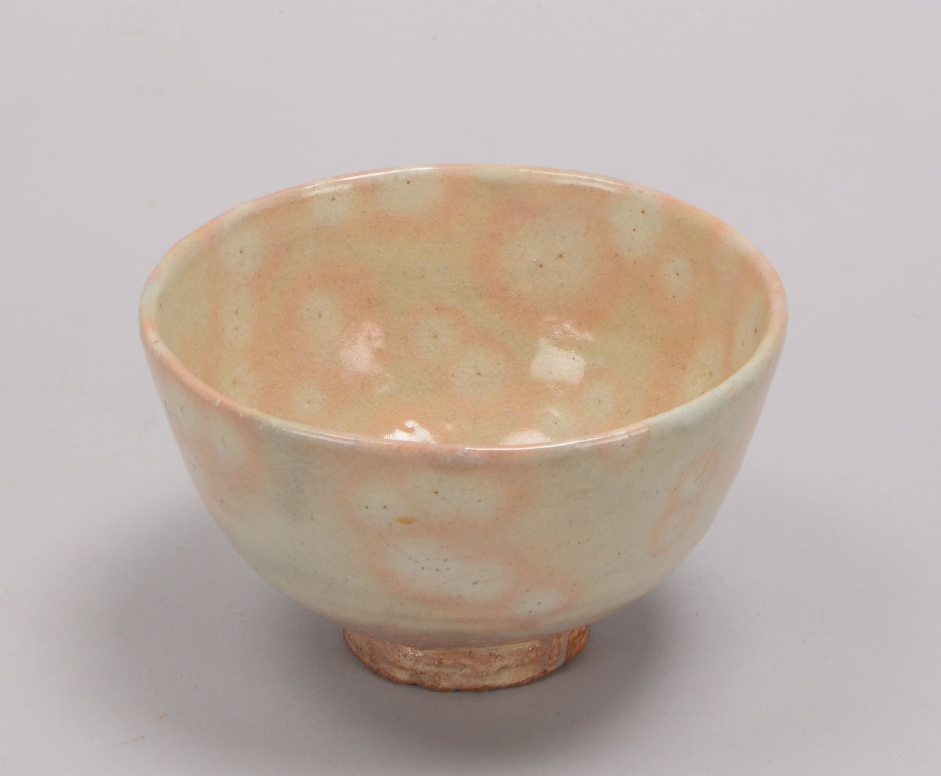 Teeschale/Chawan (Japan), Hagi-Keramik, r&ouml;tlicher Scherben mit beigefarbener (bis leicht r&ouml