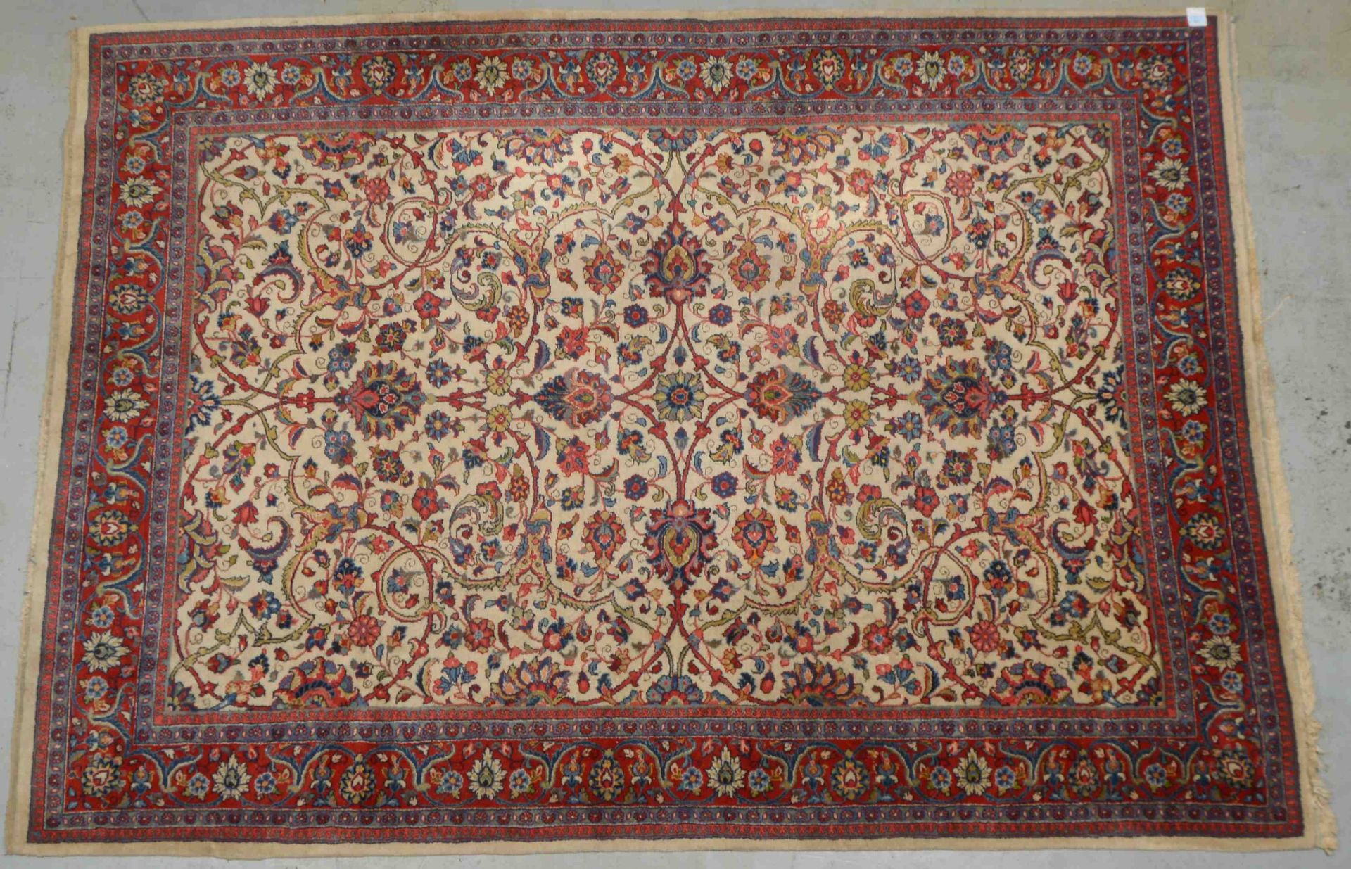 Sarough, hellgrundig, insgesamt gleichm&auml;&szlig;iger Flor; Ma&szlig;e 310 x 220 cm (mit leichten