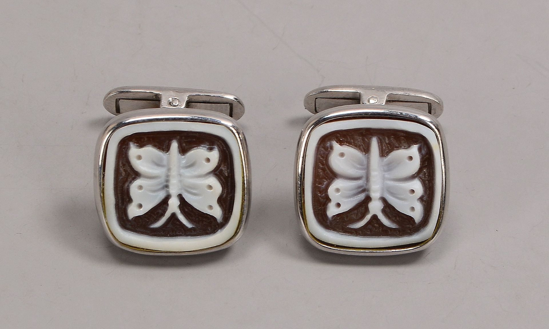 Paar Manschettenknöpfe, 925 Sterlingsilber, jeweils besetzt mit einer Gemmenplatte mit Schmetterling