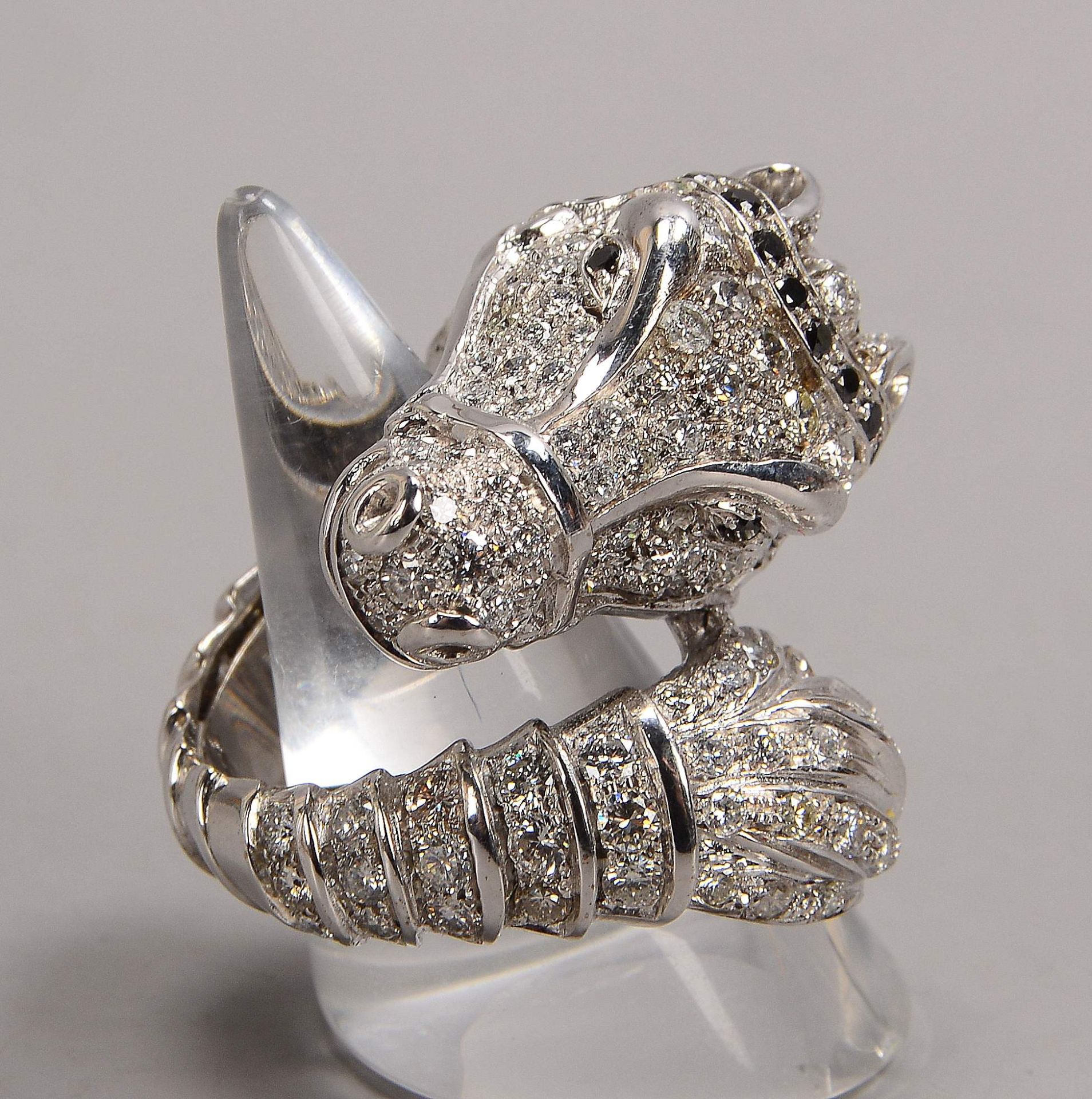 Ring, 585 WG (gestempelt), mit figürlichem Ringkopf 'Pferdekopf und Schweif', mit mehrfachem Brillan