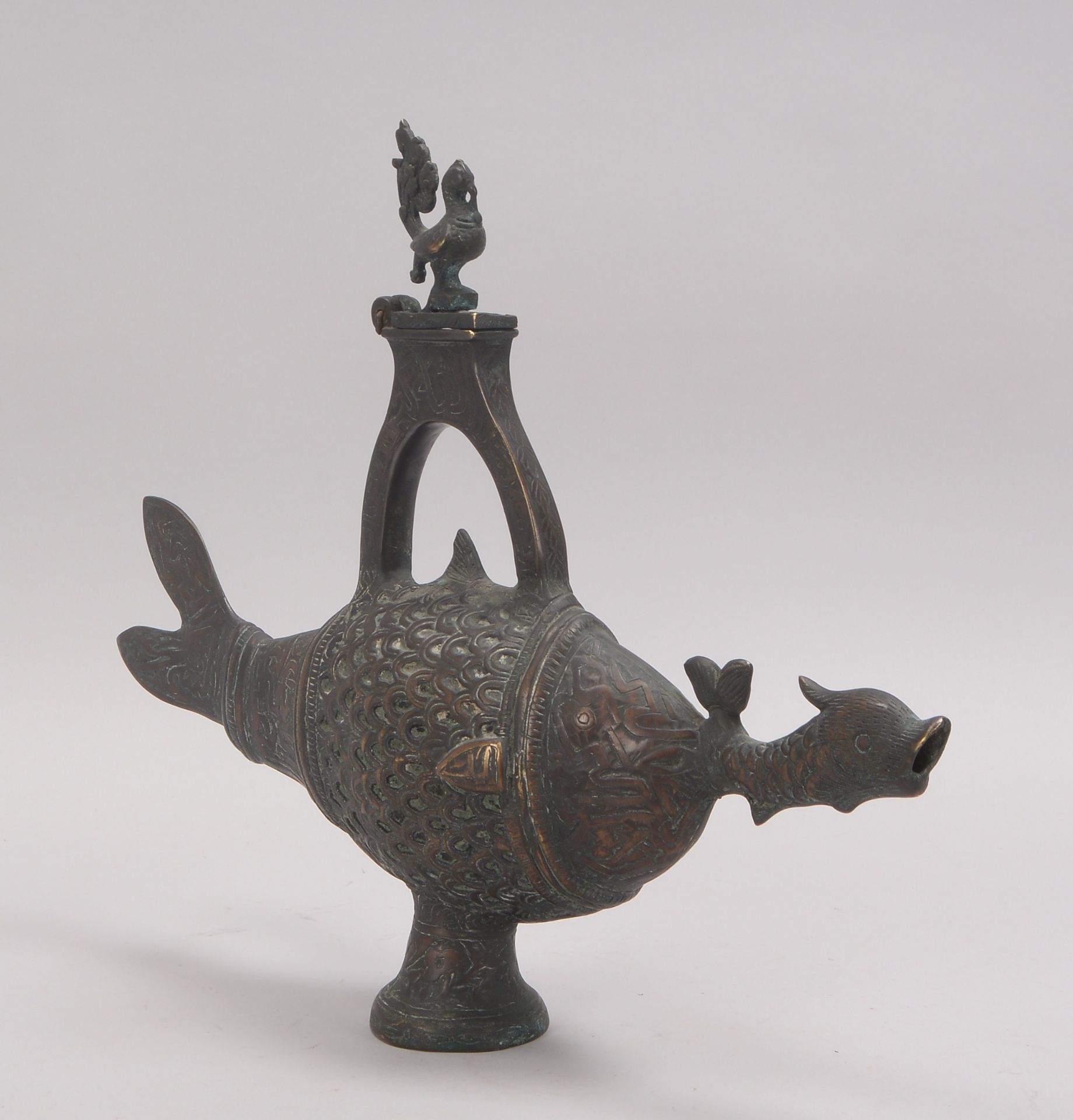 Bronze-Deckelkanne (islamisch), Bronze, fig&uuml;rlicher Korpus (&#039;Fischform&#039;) mit Griff, W - Image 2 of 3