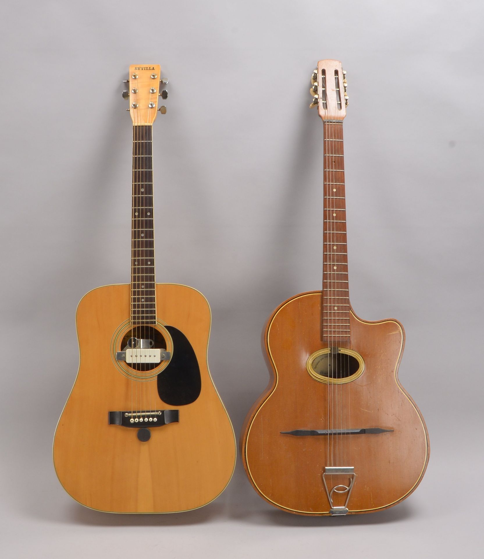 2 Gitarren, &#039;Sevilla&#039; und &#039;Henri Miller&#039;; L&auml;nge 103 cm (mit Gebrauchsspuren