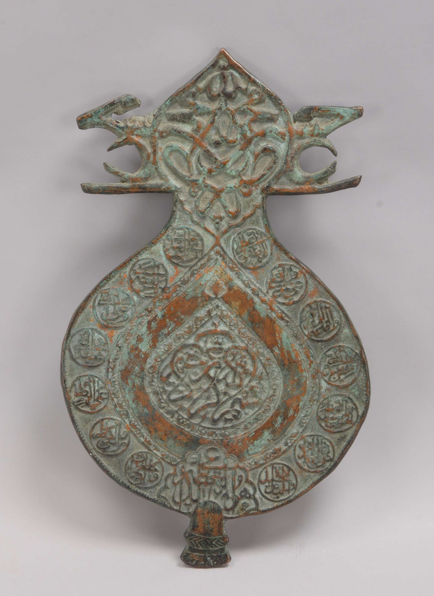 Bronze-Fahne (islamisch - Sefawit/Persien, 17. Jahrhundert), mit arabischer Schrift, datiert &#039;1