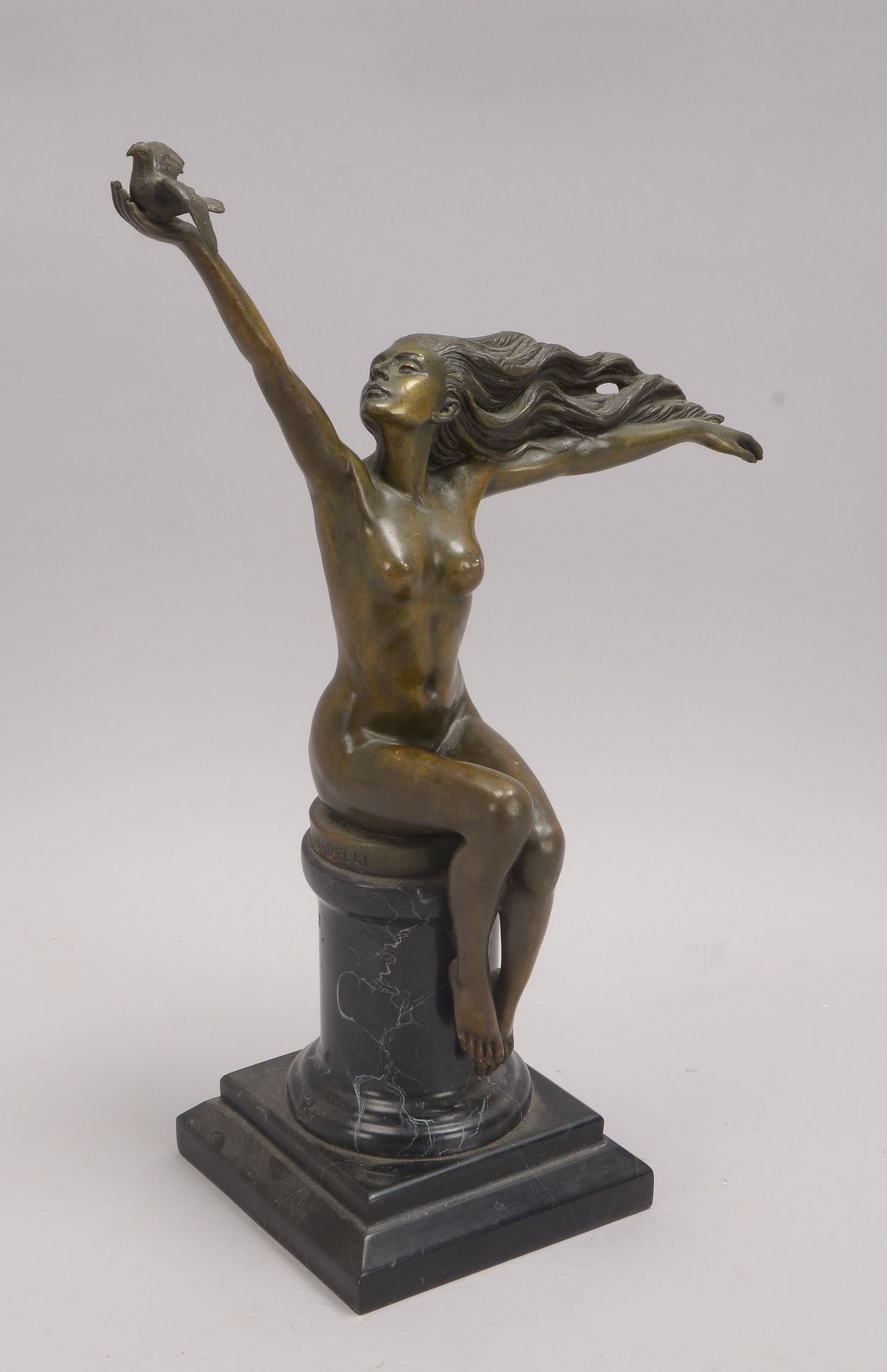 Genarelli, Amadeo (1881 - 1943, Neapel), Bronzefigur, &#039;Weiblicher Akt mit Taube&#039;, Modellnr - Image 2 of 2