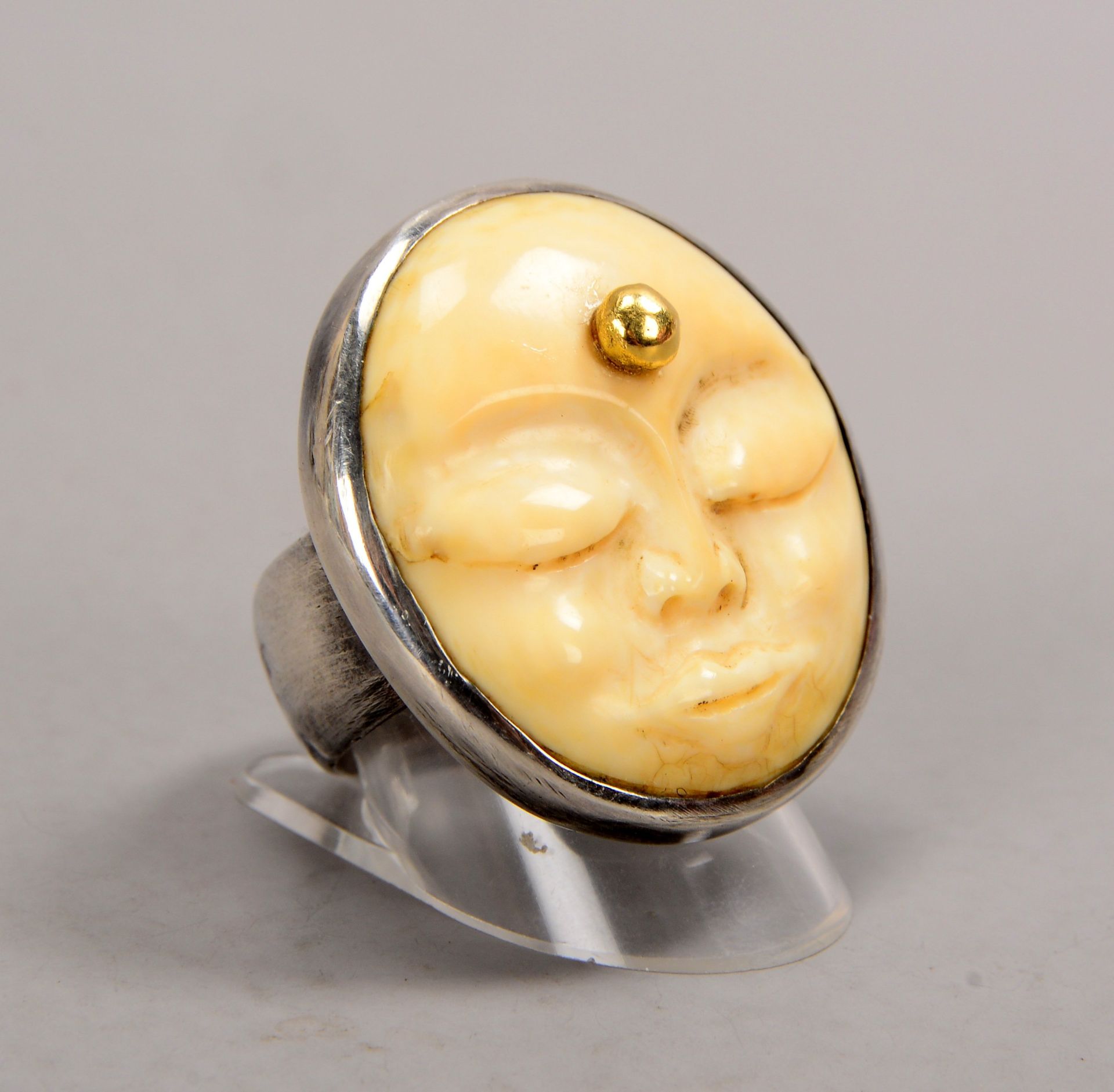 Lars Jensen, Designer-Ring (Goldschmiedearbeit), Gold/Silber und Bein: Ringkopf mit Beinplatte/gesch