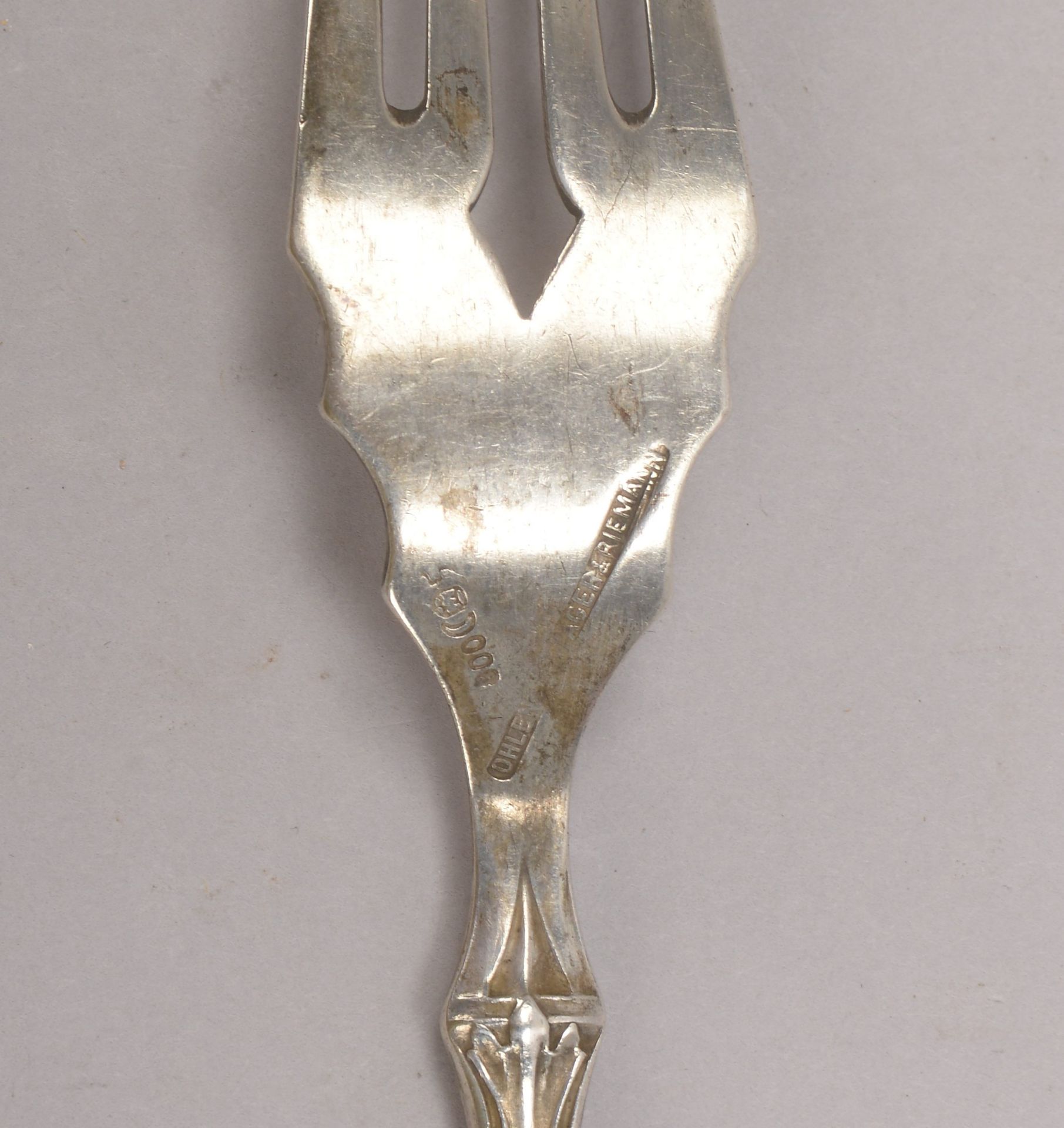 Antikes Fischbesteck, 800 Silber, 8-teilig: 5x Messer und 3x Gabeln; dazu einzelner feiner Fischhebe - Bild 2 aus 2