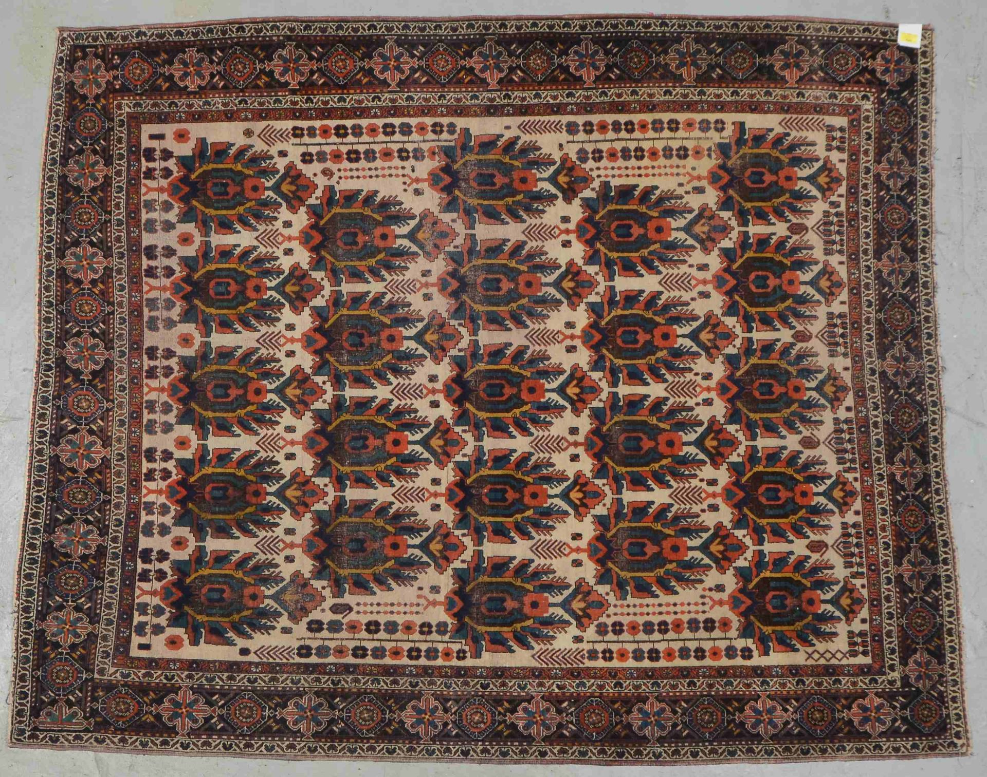 Afshar, antik, mittelfeine Knüpfung; Maße 196 x 156 cm (mit Gebrauchsspuren); Maße 196 x 156 cm