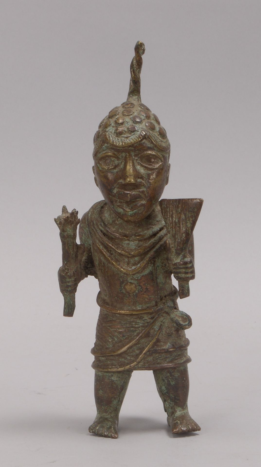Bronzeskulptur (Benin/Afrika), &#039;Stehende m&auml;nnliche Figur&#039; (mit Attributen min den H&a