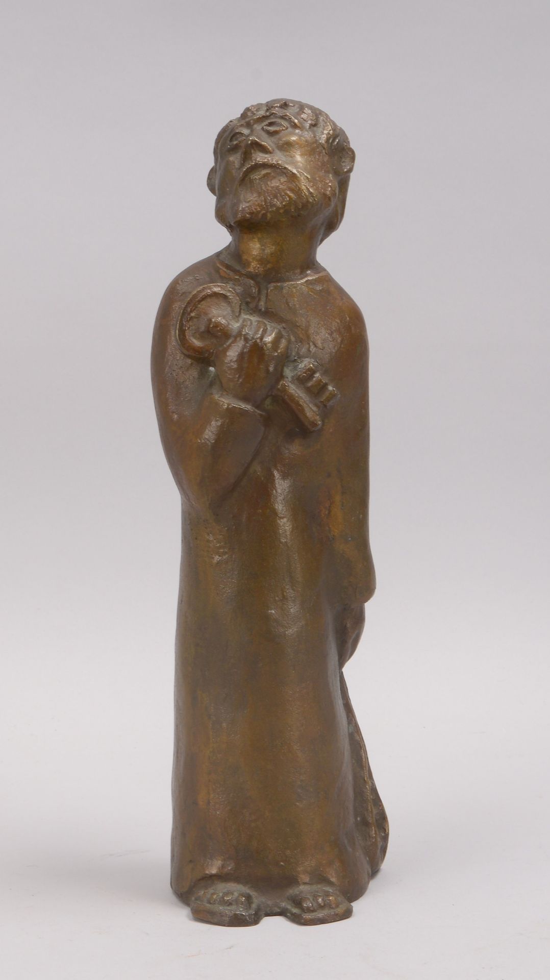 Bronzeskulpur, Heiliger Petrus mit Schluessel, Hohlguss, verso monogrammiert H.B. (?); Hoehe 34,5 cm