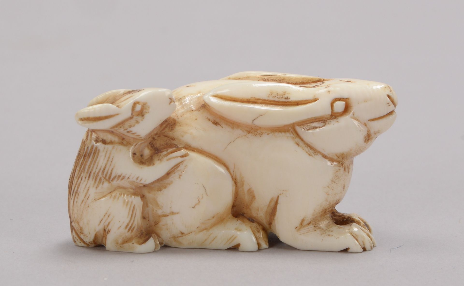 Netsuke (Japan), &#039;Zwei Hasen&#039;, Figur am Boden mit 2x kleinen Bohrungen; L&auml;nge 5 cm