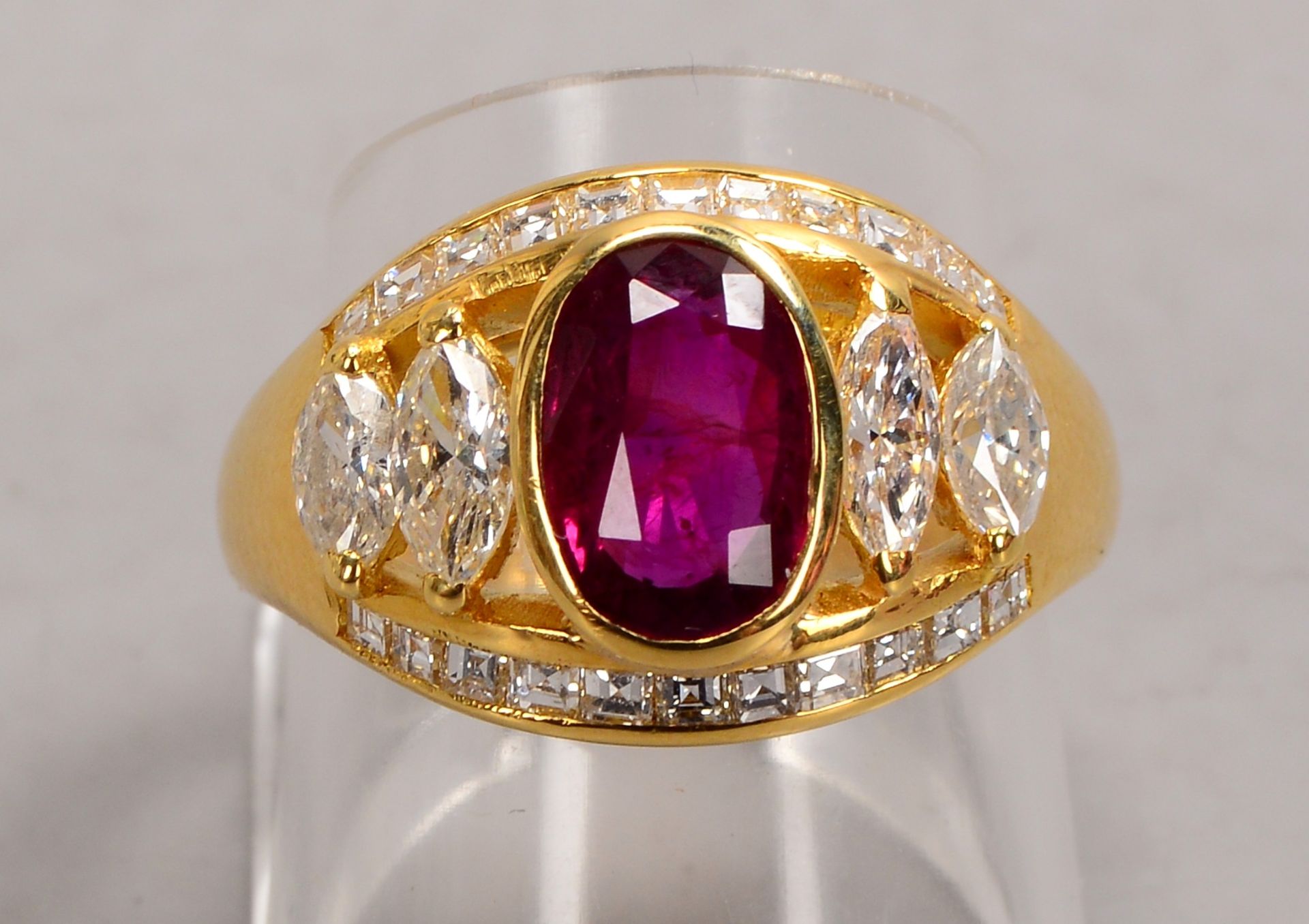 Ring, 750 GG (gepr&uuml;ft), mit einzelnem nat&uuml;rlichem Rubin von 1,89 ct, Stein im Ovalschliff,