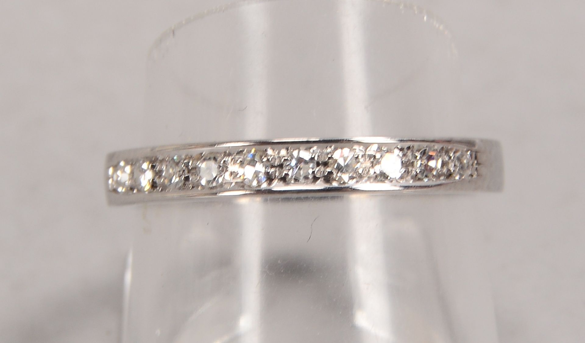 Ring, 750 WG (gestempelt), mit 10-fachem Brillantbesatz/zusammen 0,15 ct, W-P1; RG 55, Gewicht 3,50  - Bild 2 aus 2