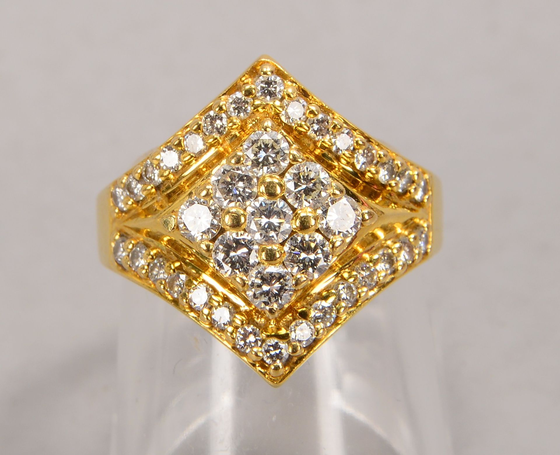 Ring, 750 GG (gestempelt), mit 39-fachem Brillantbesatz/zusammen ca. 1,0 ct, feines Wei&szlig; - Wei - Image 2 of 3