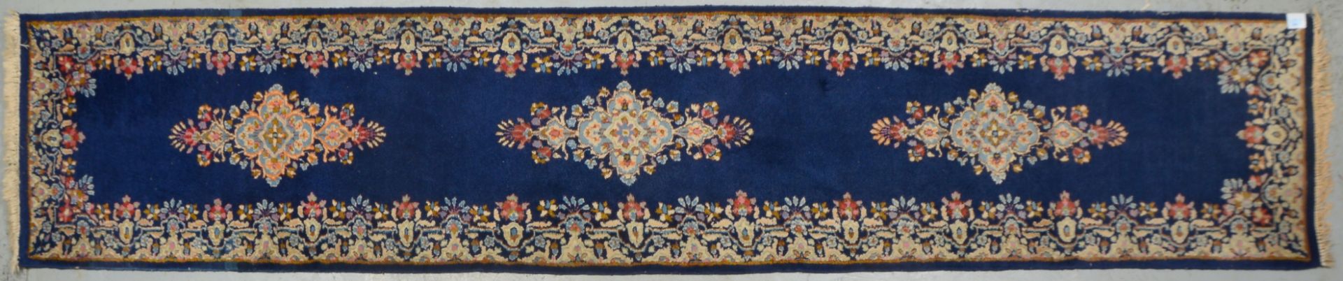 Kirman-Orientgalerie, blaugrundig, mit 3x Medaillon, Flor in insgesamt gutem Zustand; Ma&szlig;e 377