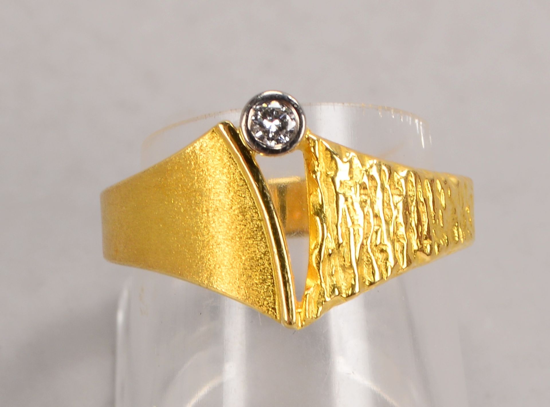 Ring, 750 GG (gestempelt), besetzt mit einzelnem kleinem Brillant von ca. 0,08 ct; RG 54, Gewicht 7, - Bild 2 aus 2