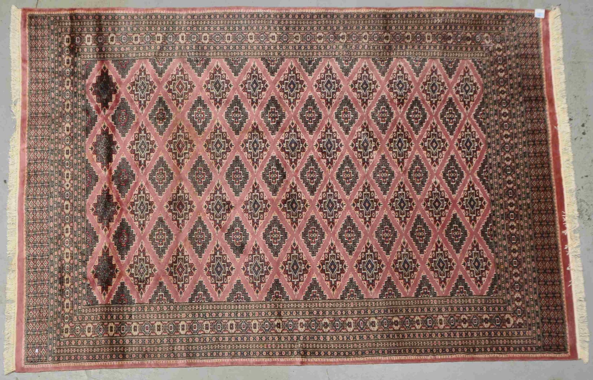 Orientteppich (Pakistan), feine Knüpfung, hochflorig; Maße 275 x 135 cm (leicht reinigungsbedürftig)